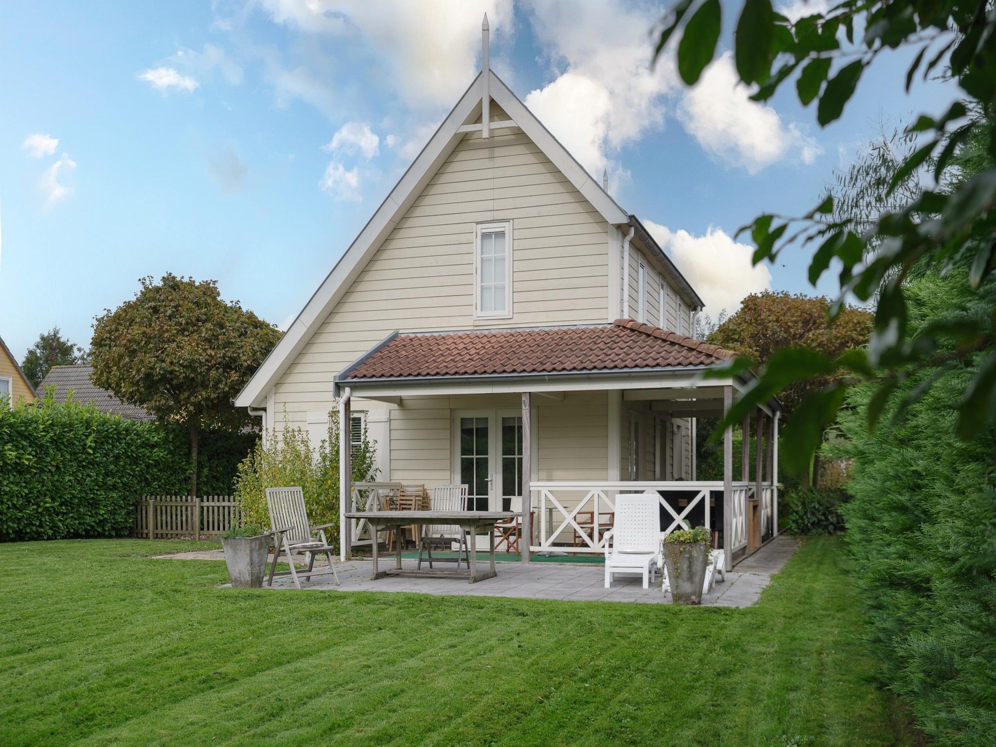 De tuin van Villapark De Oesterbaai 142 in Wemeldinge