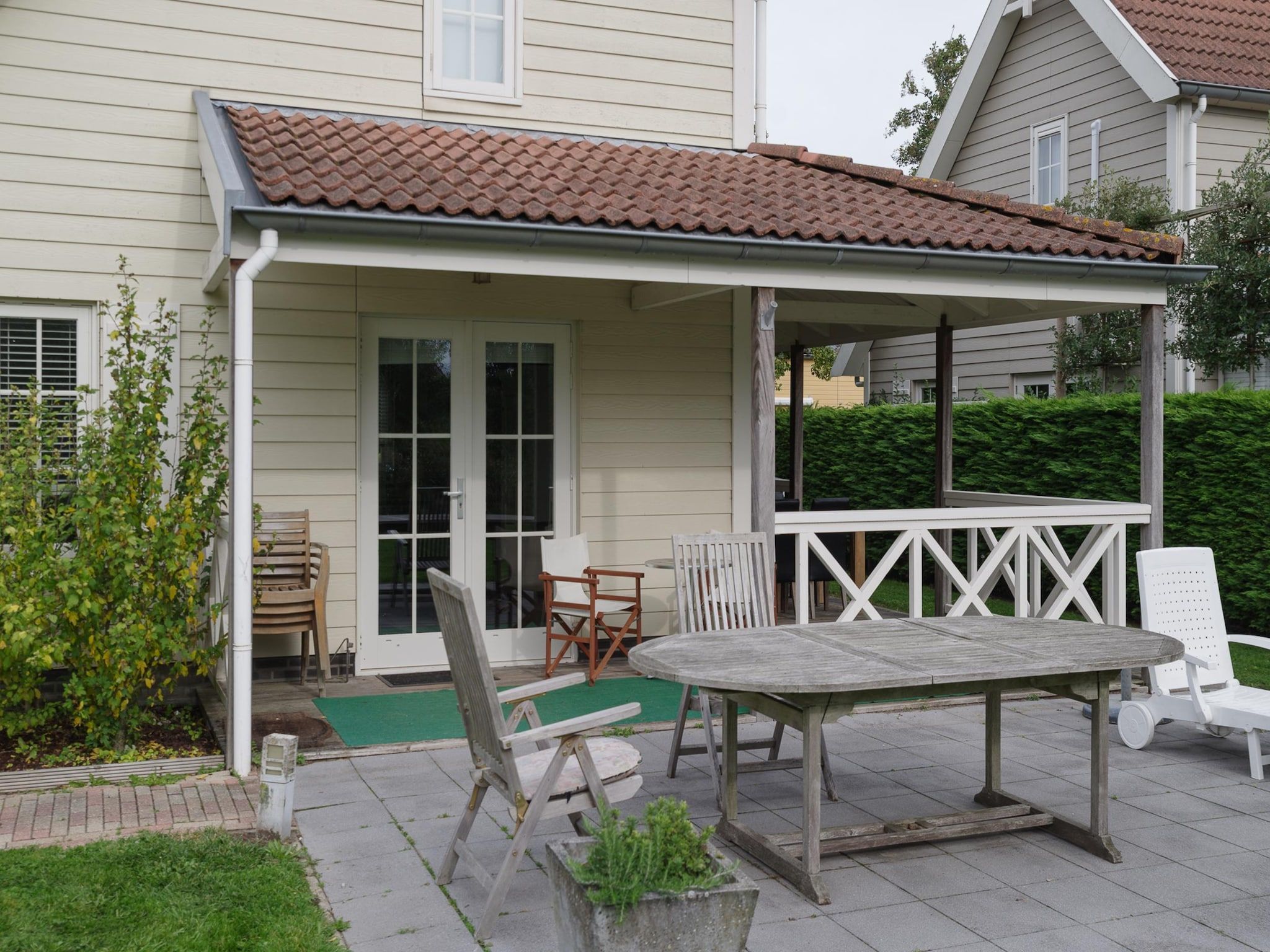 Het terras van Villapark De Oesterbaai 142 in Wemeldinge