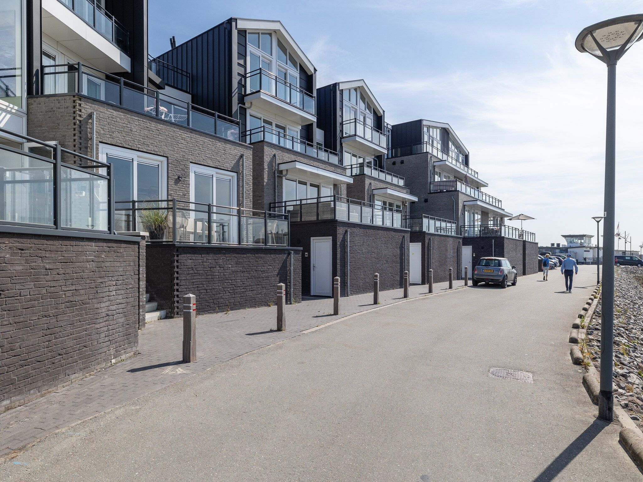 De buitenkant van Luxe appartement Vista Maris 'Laguna Beach House' - Havenweg 8-32  Sint-Annaland Oosterschelde in Sint-Annaland
