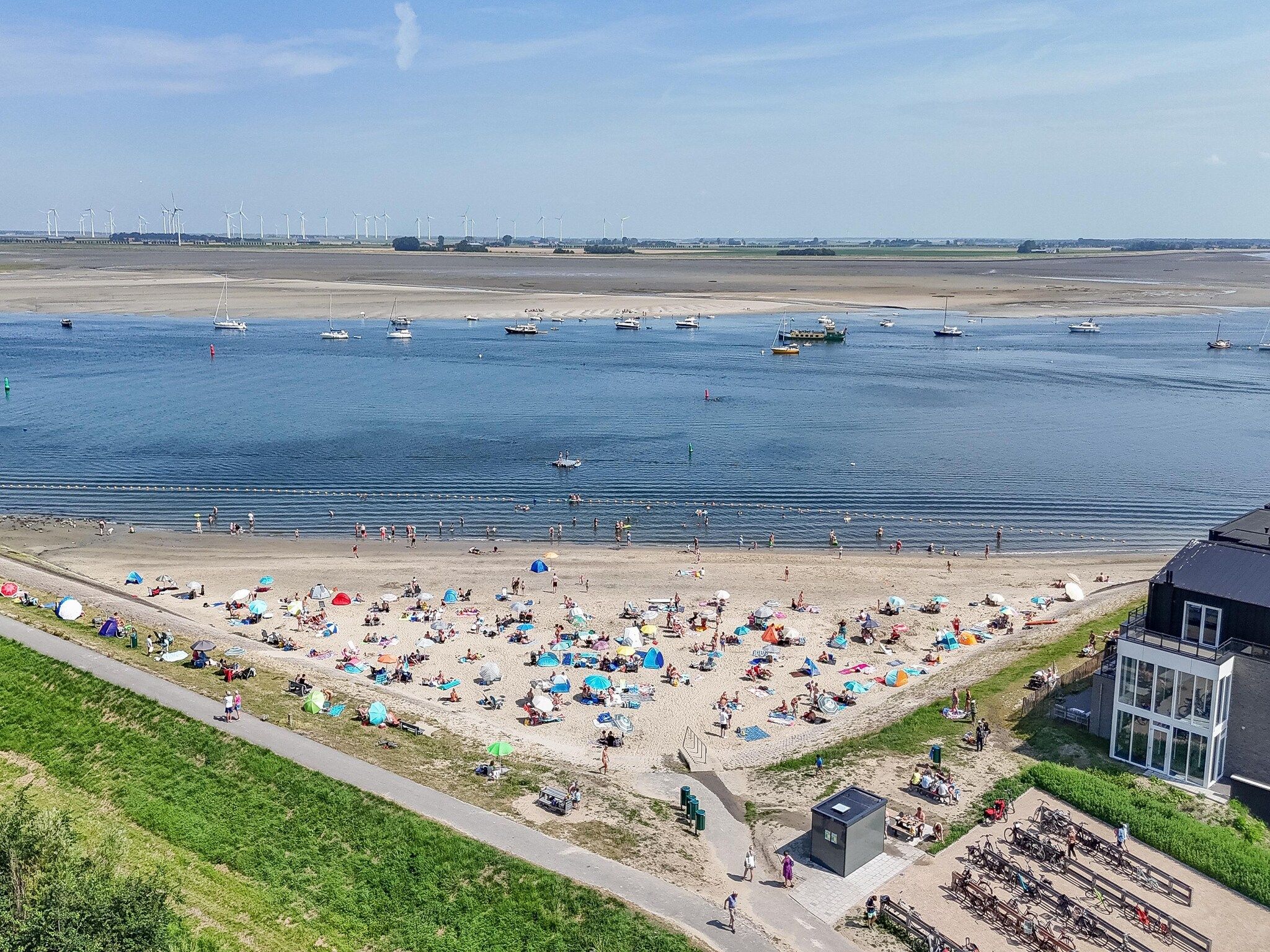Het uitzicht vanaf Luxe appartement Vista Maris 'Laguna Beach House' - Havenweg 8-32  Sint-Annaland Oosterschelde in Sint-Annaland