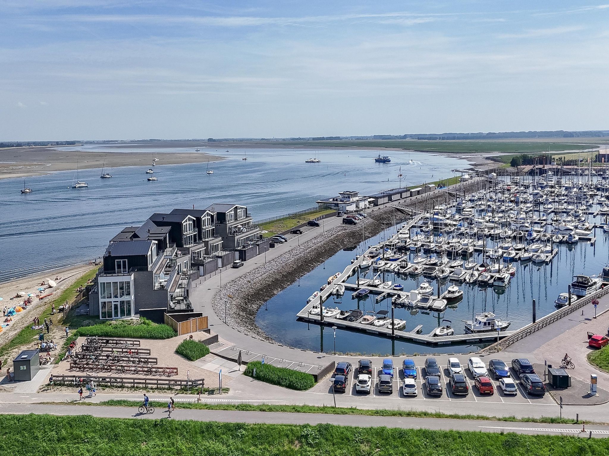 De buitenkant van Luxe appartement Vista Maris 'Laguna Beach House' - Havenweg 8-32  Sint-Annaland Oosterschelde in Sint-Annaland