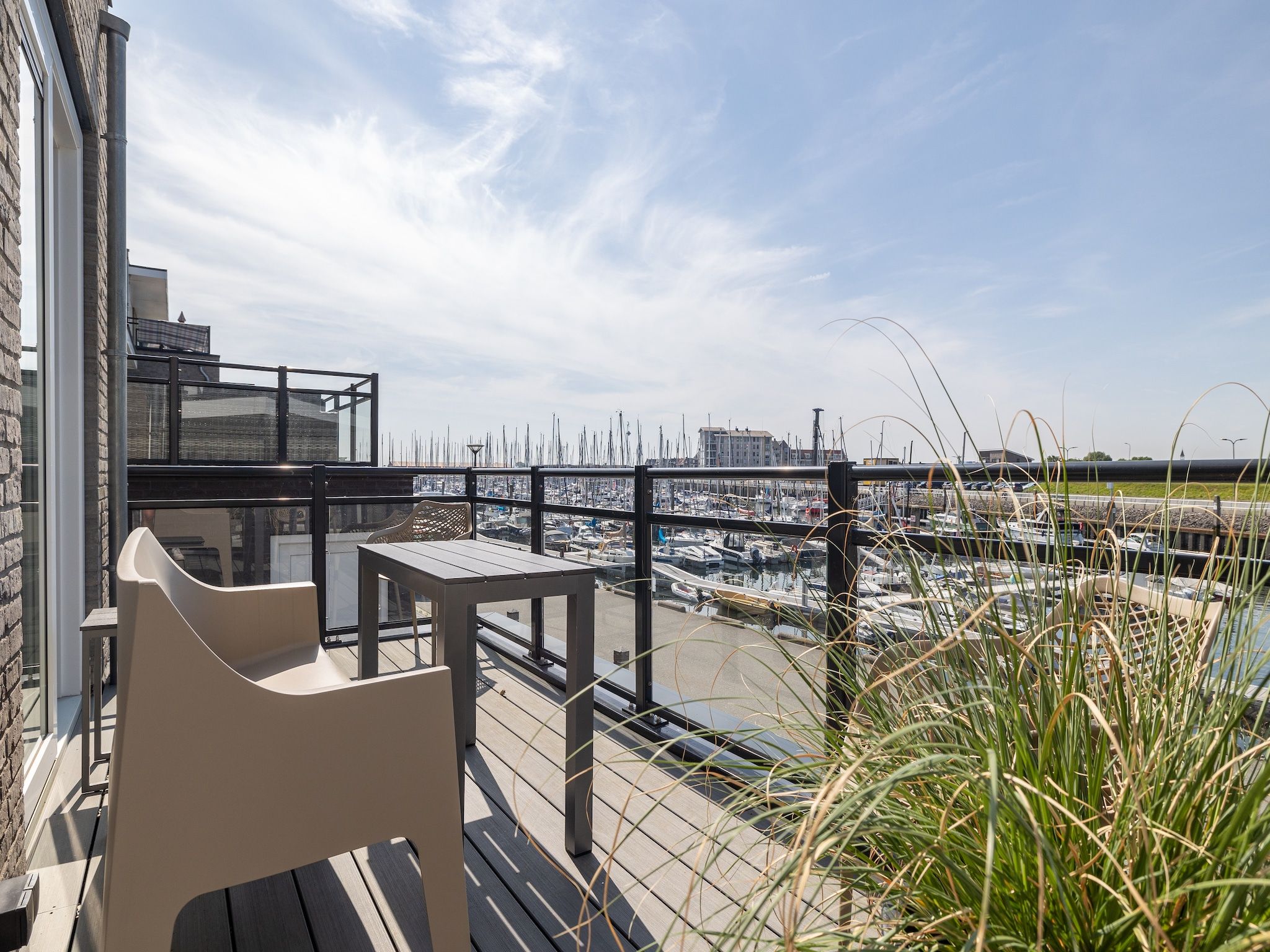 Het terras van Luxe appartement Vista Maris 'Laguna Beach House' - Havenweg 8-32  Sint-Annaland Oosterschelde in Sint-Annaland