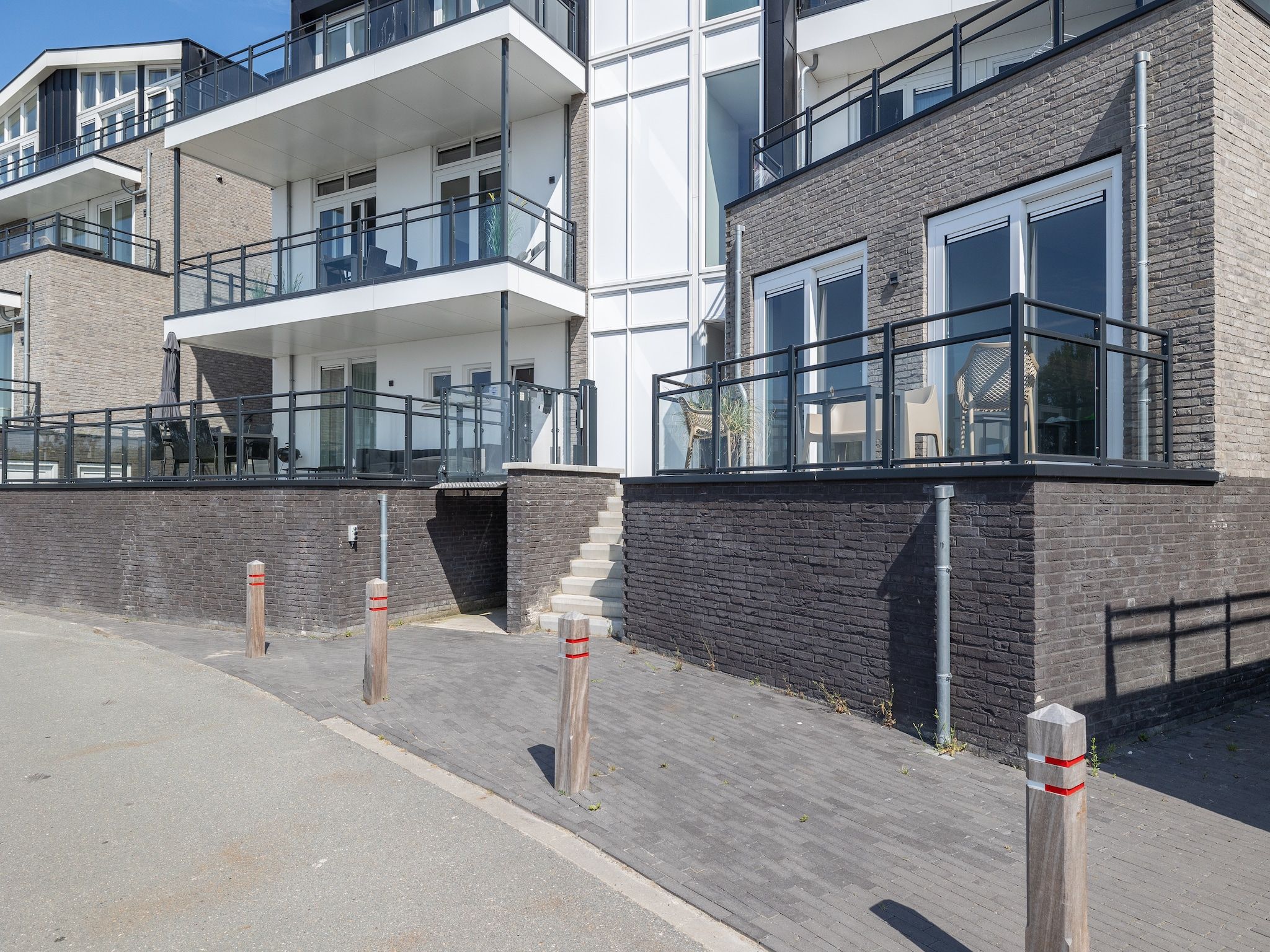 De buitenkant van Luxe appartement Vista Maris 'Laguna Beach House' - Havenweg 8-32  Sint-Annaland Oosterschelde in Sint-Annaland