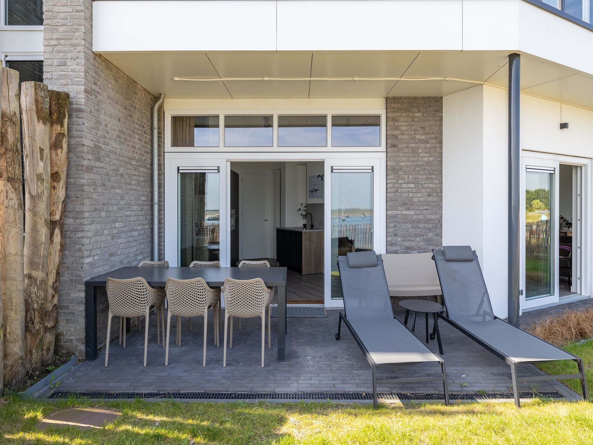 Het terras van Luxe appartement Vista Maris 'Laguna Beach House' - Havenweg 8-32  Sint-Annaland Oosterschelde in Sint-Annaland