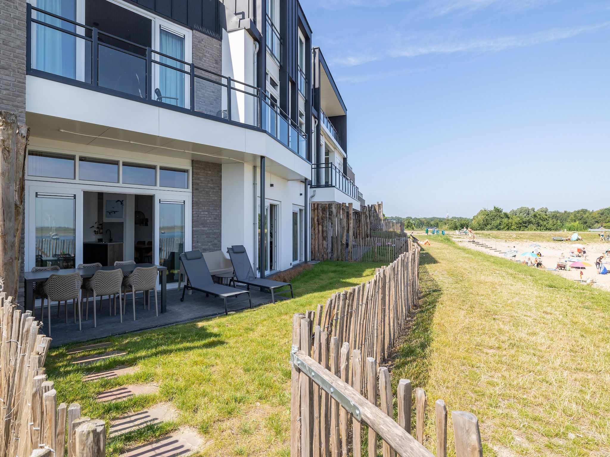 De tuin van Luxe appartement Vista Maris 'Laguna Beach House' - Havenweg 8-32  Sint-Annaland Oosterschelde in Sint-Annaland