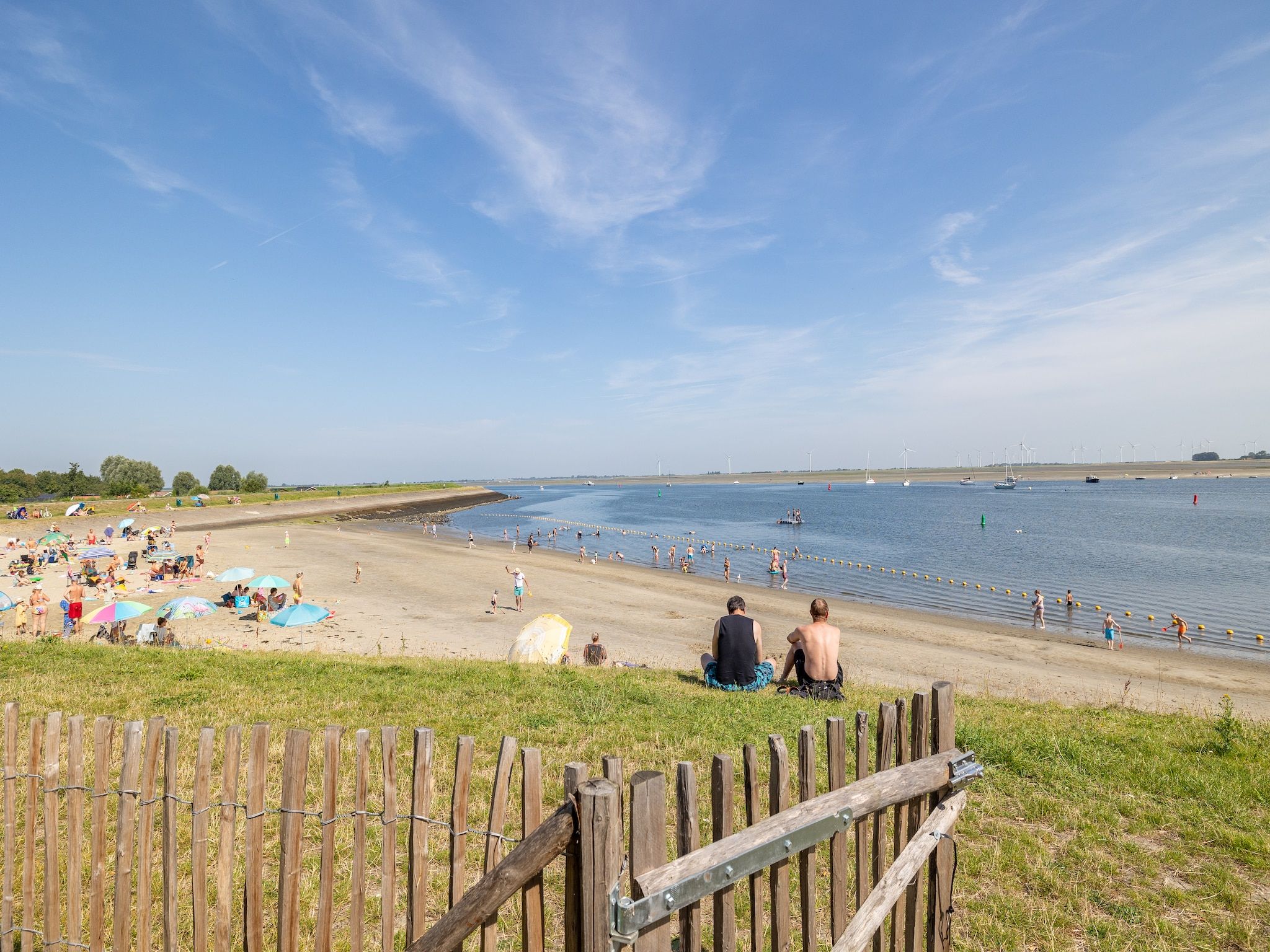 De tuin van Luxe appartement Vista Maris 'Laguna Beach House' - Havenweg 8-32  Sint-Annaland Oosterschelde in Sint-Annaland