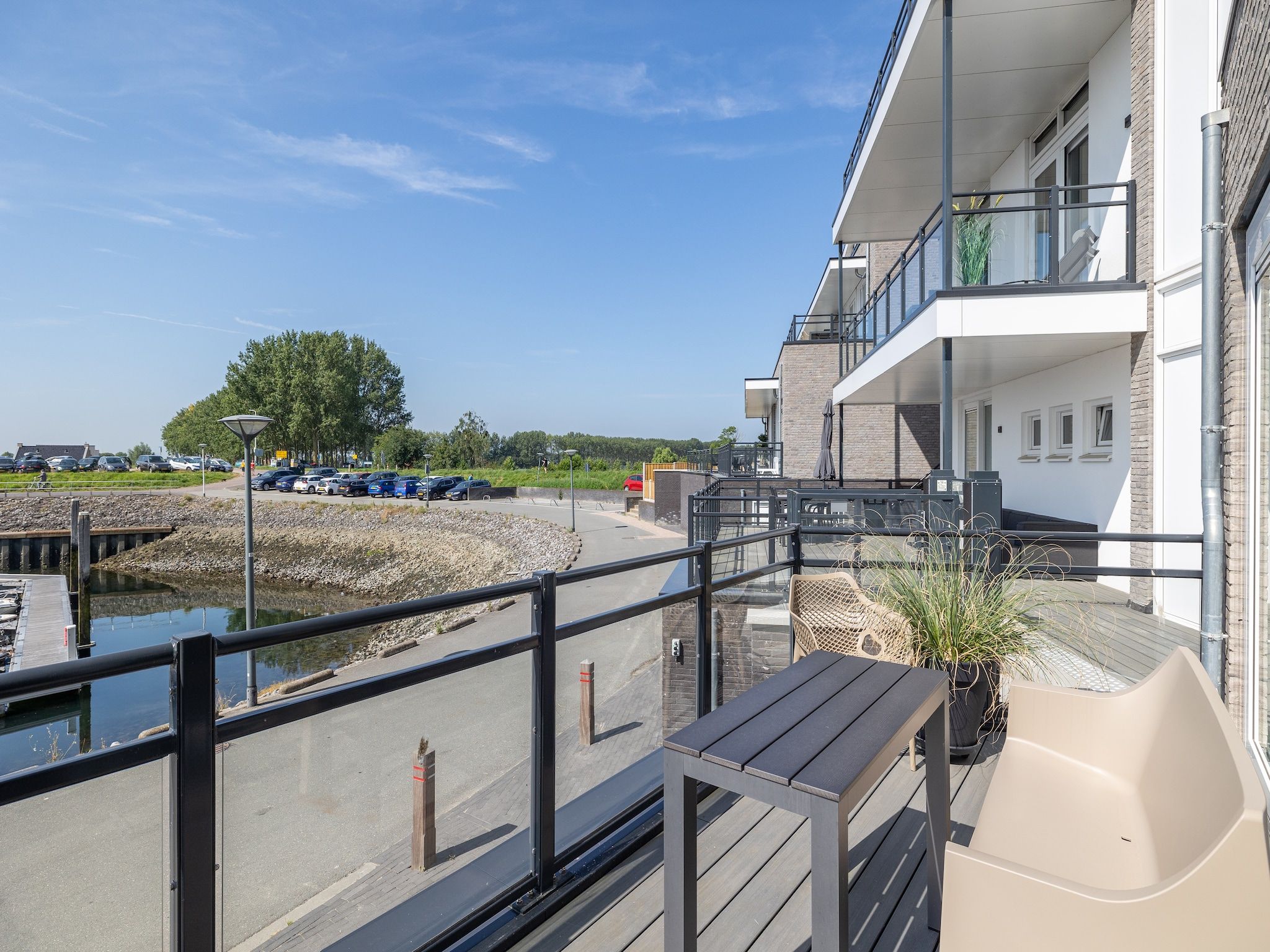 Het terras van Luxe appartement Vista Maris 'Laguna Beach House' - Havenweg 8-32  Sint-Annaland Oosterschelde in Sint-Annaland