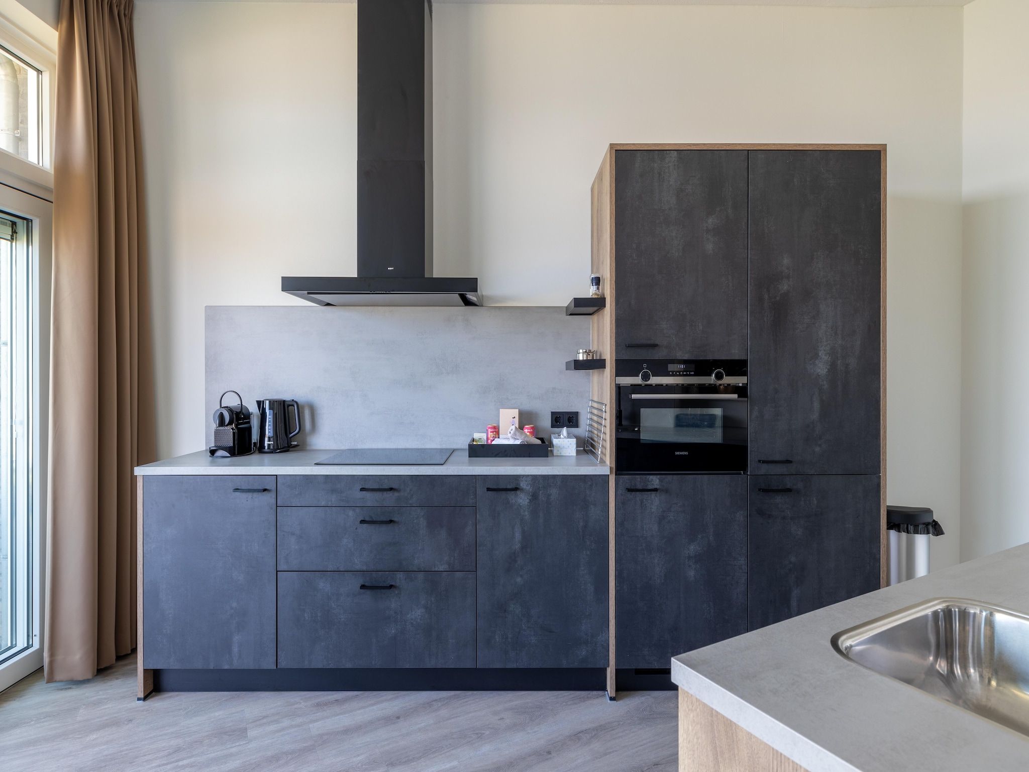 De keuken van Luxe appartement Vista Maris 'Laguna Beach House' - Havenweg 8-32  Sint-Annaland Oosterschelde in Sint-Annaland