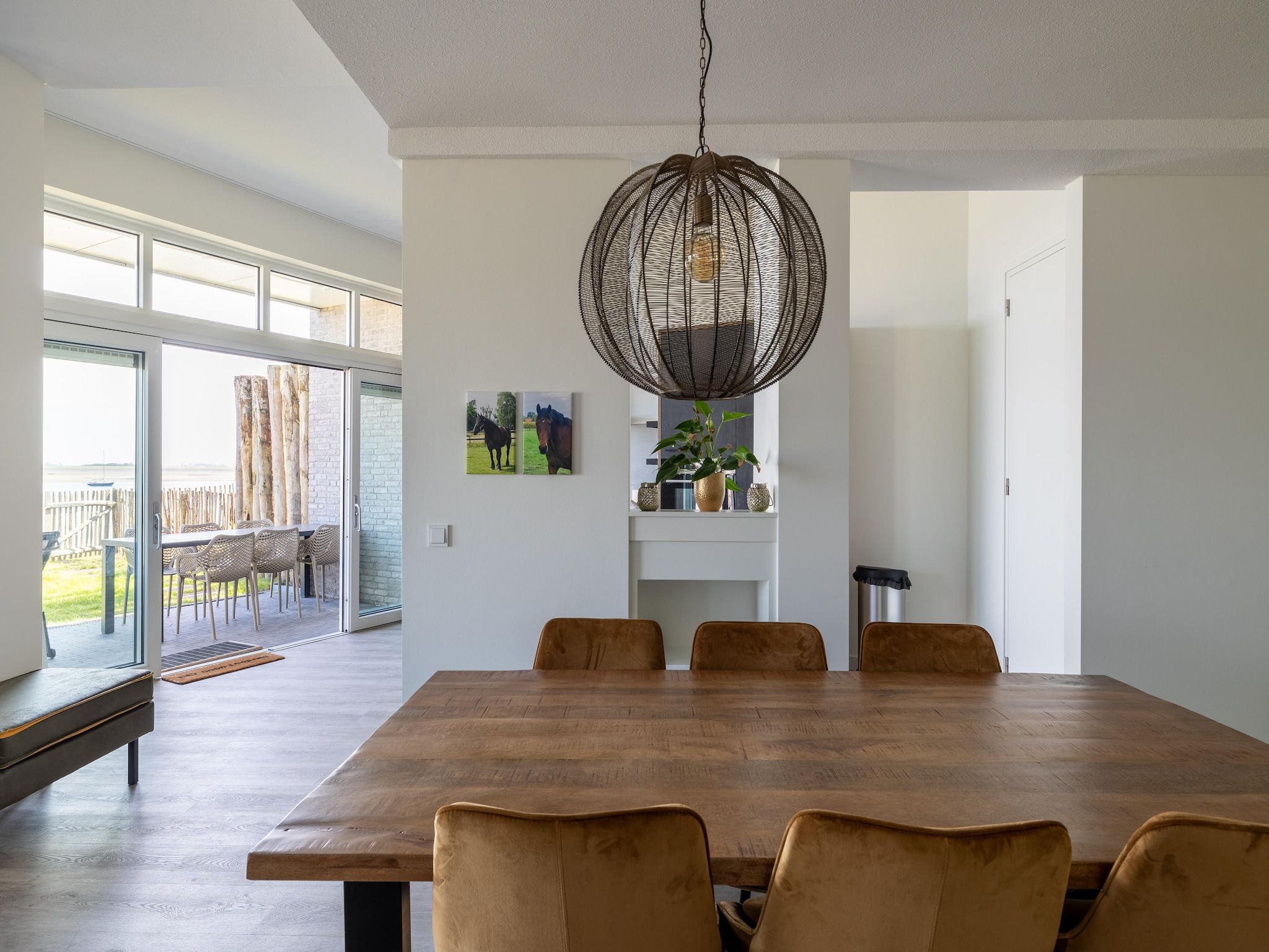 De eetkamer van Luxe appartement Vista Maris 'Laguna Beach House' - Havenweg 8-32  Sint-Annaland Oosterschelde in Sint-Annaland