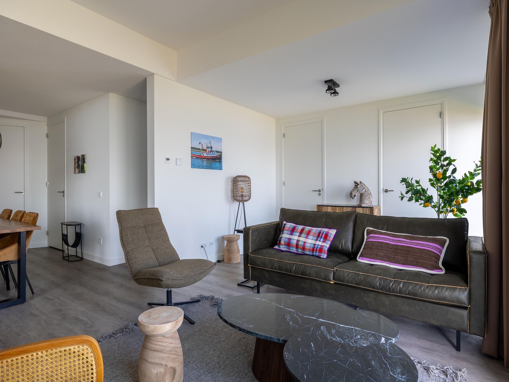 De woonkamer van Luxe appartement Vista Maris 'Laguna Beach House' - Havenweg 8-32  Sint-Annaland Oosterschelde in Sint-Annaland