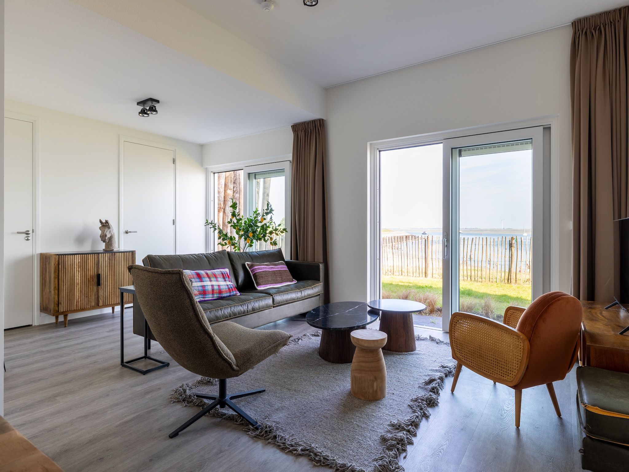 De woonkamer van Luxe appartement Vista Maris 'Laguna Beach House' - Havenweg 8-32  Sint-Annaland Oosterschelde in Sint-Annaland