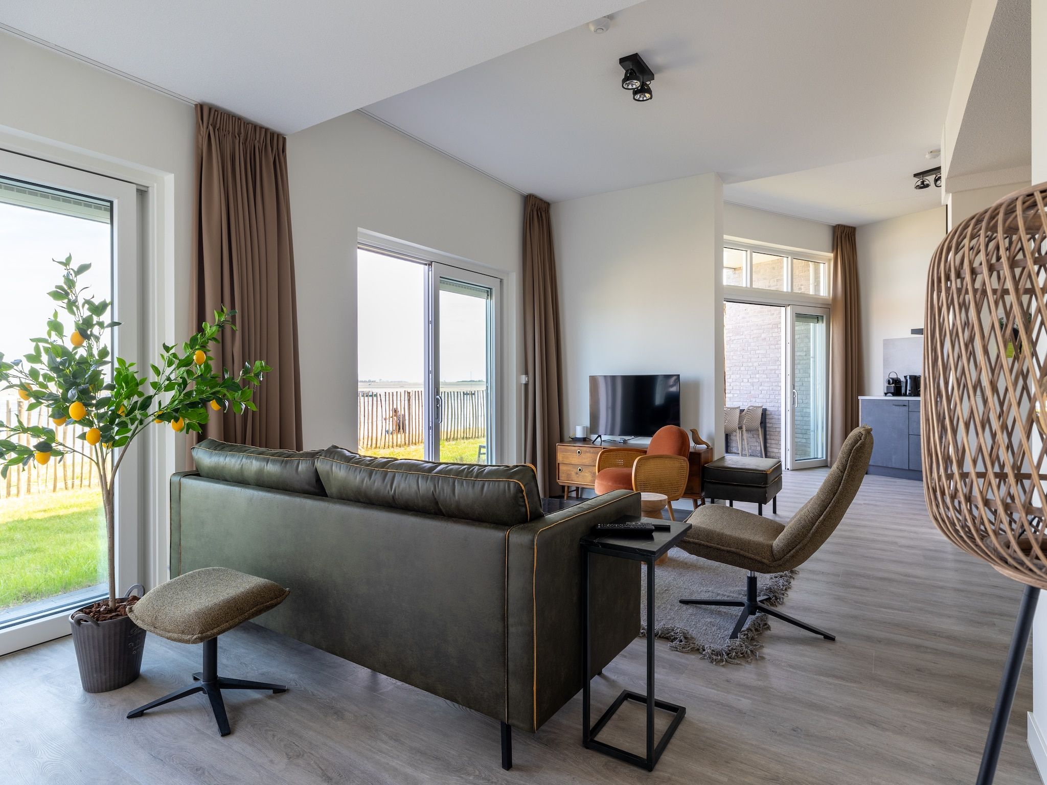 De woonkamer van Luxe appartement Vista Maris 'Laguna Beach House' - Havenweg 8-32  Sint-Annaland Oosterschelde in Sint-Annaland