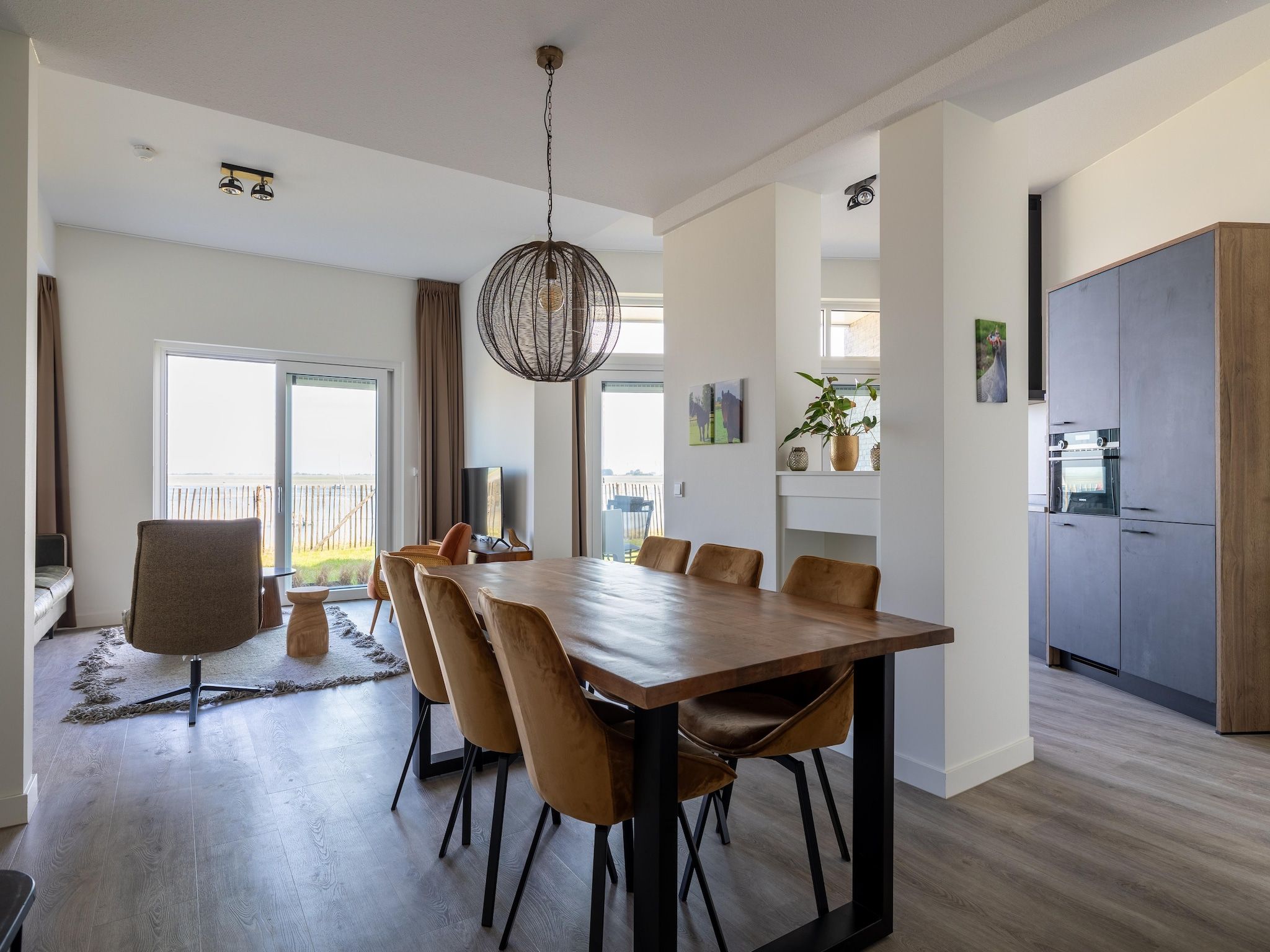 De eetkamer van Luxe appartement Vista Maris 'Laguna Beach House' - Havenweg 8-32  Sint-Annaland Oosterschelde in Sint-Annaland