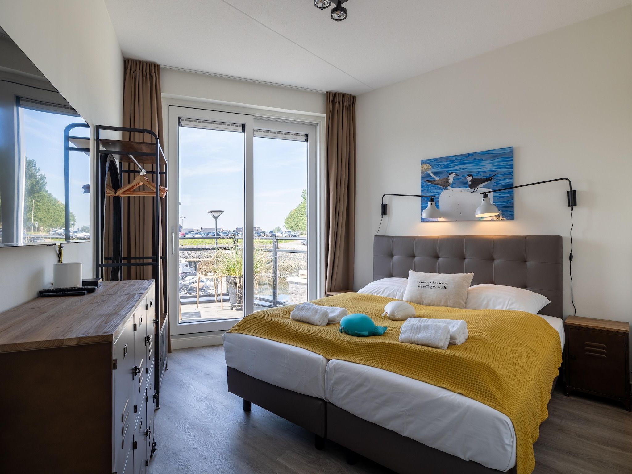 Een slaapkamer van Luxe appartement Vista Maris 'Laguna Beach House' - Havenweg 8-32  Sint-Annaland Oosterschelde in Sint-Annaland