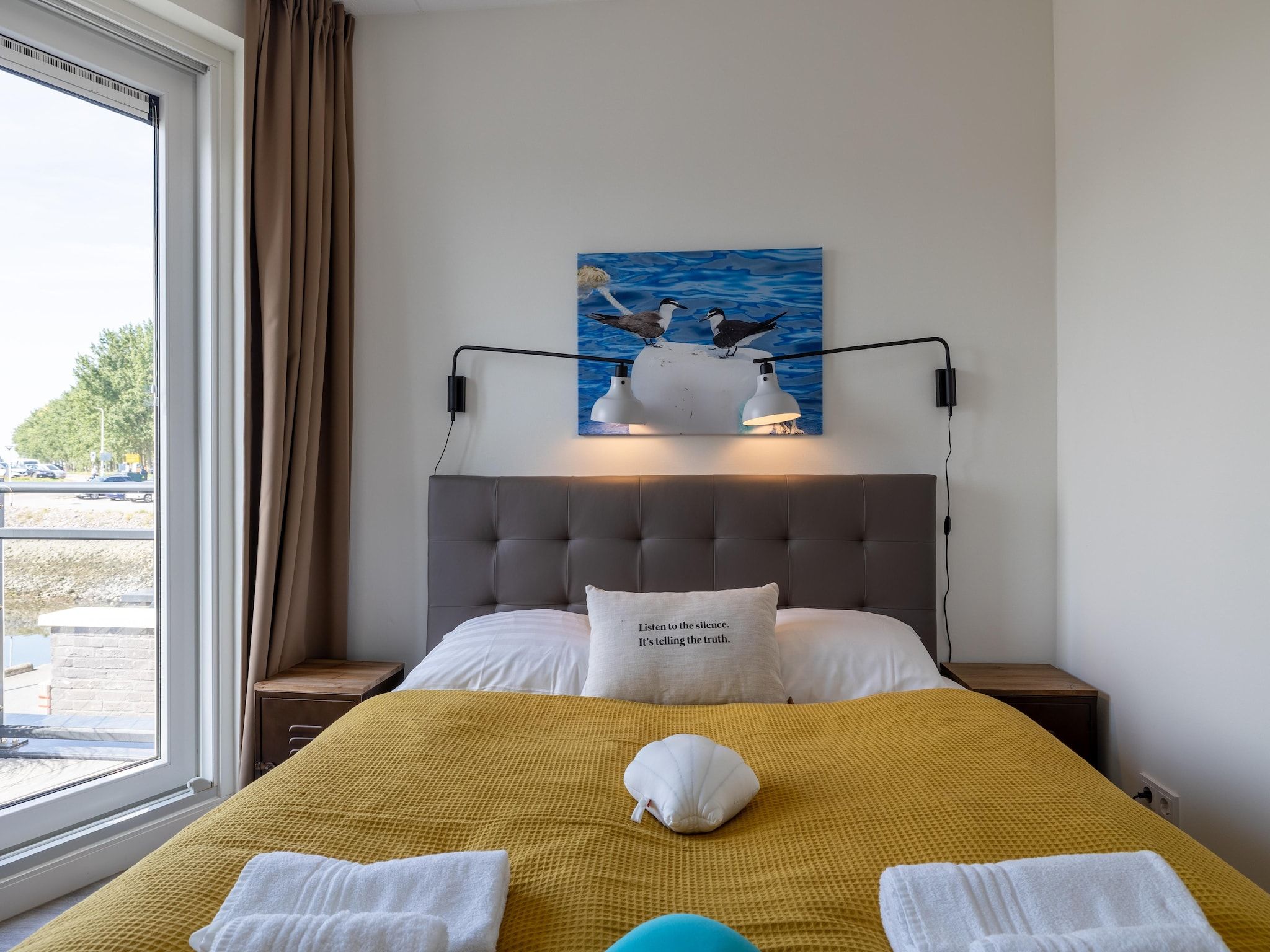 Een slaapkamer van Luxe appartement Vista Maris 'Laguna Beach House' - Havenweg 8-32  Sint-Annaland Oosterschelde in Sint-Annaland