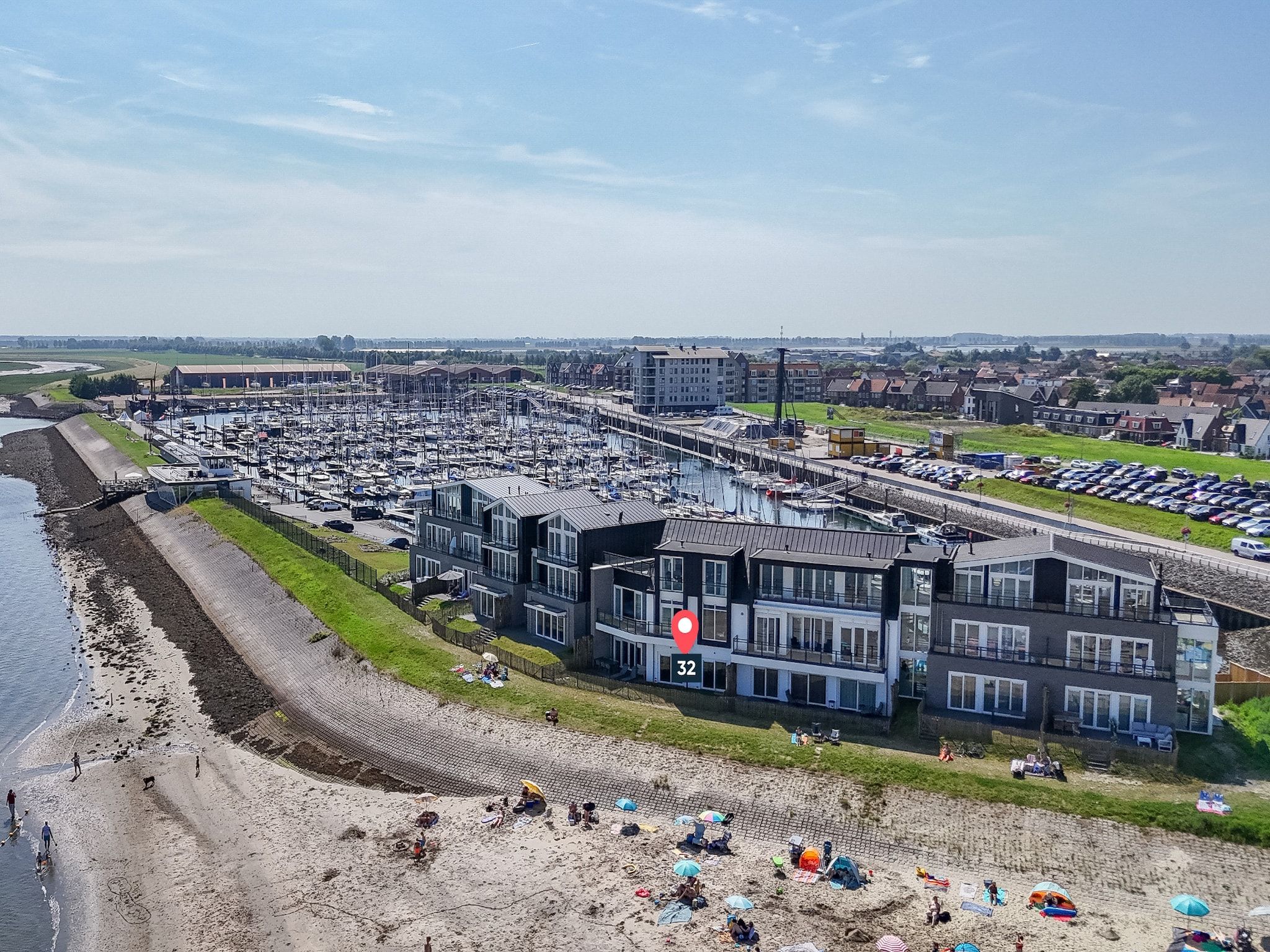 De buitenkant van Luxe appartement Vista Maris 'Laguna Beach House' - Havenweg 8-32  Sint-Annaland Oosterschelde in Sint-Annaland