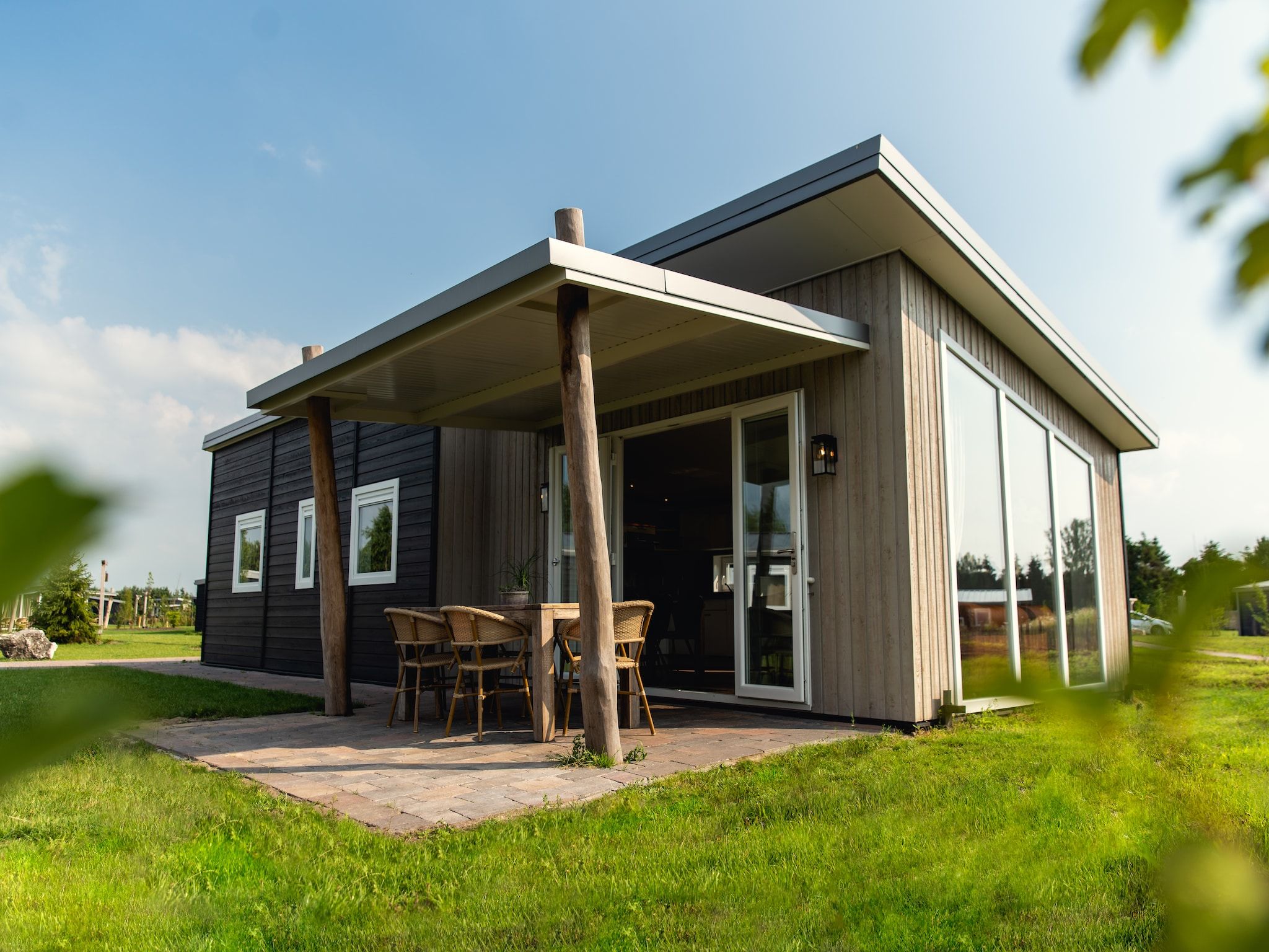 De buitenkant van Raccoon Lodge in Slagharen