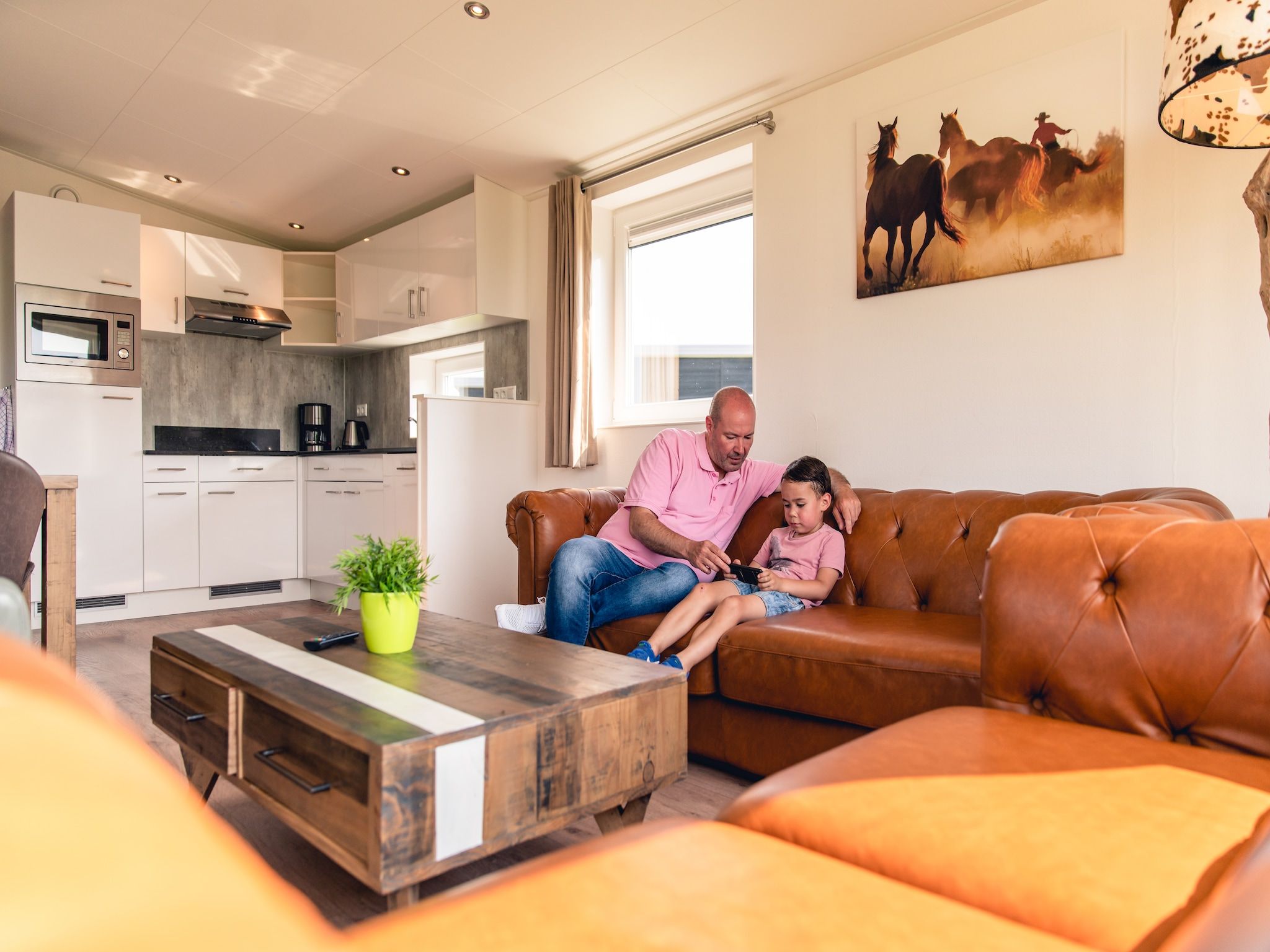 De woonkamer van Raccoon Lodge in Slagharen