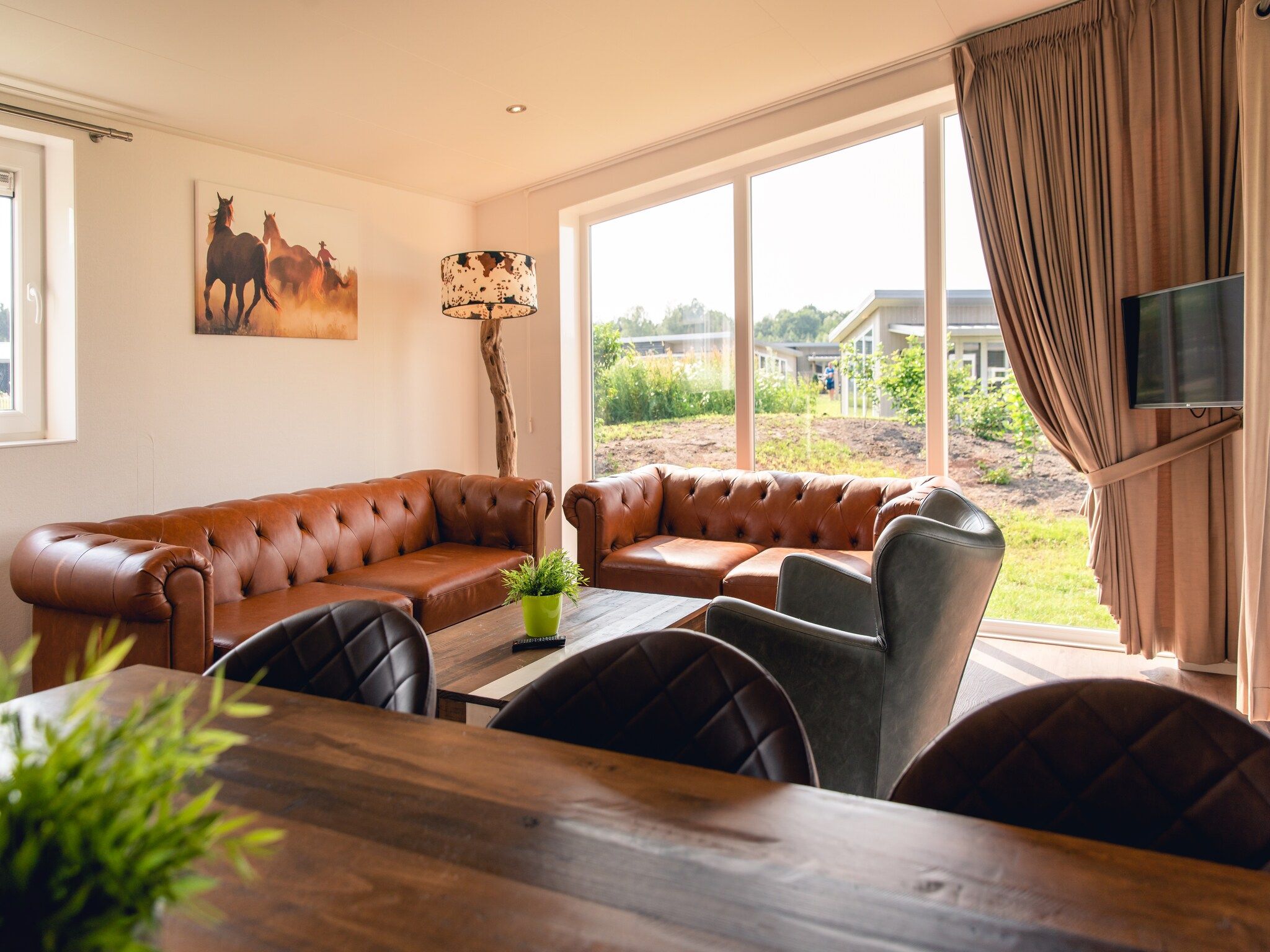 De woonkamer van Raccoon Lodge in Slagharen