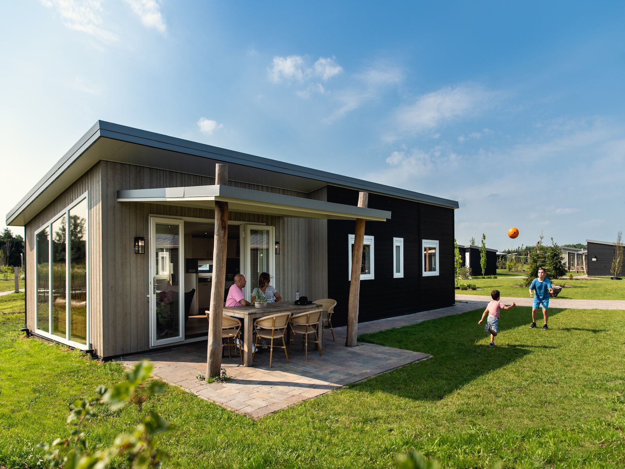 De buitenkant van Raccoon Lodge in Slagharen