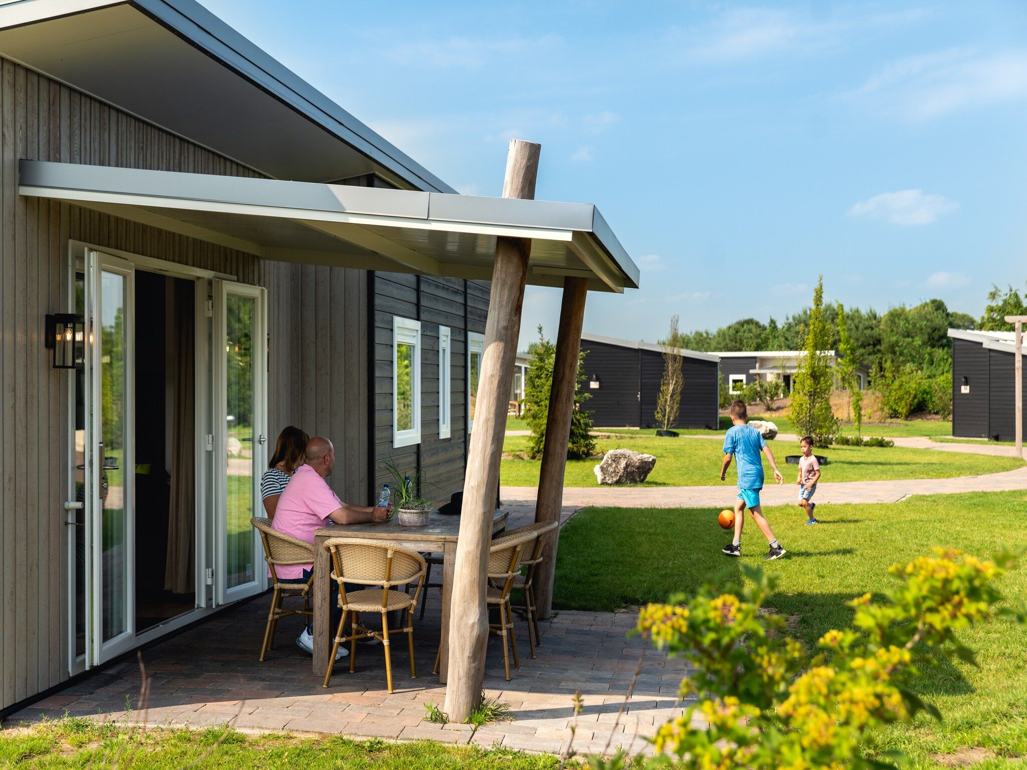 Het terras van Raccoon Lodge in Slagharen