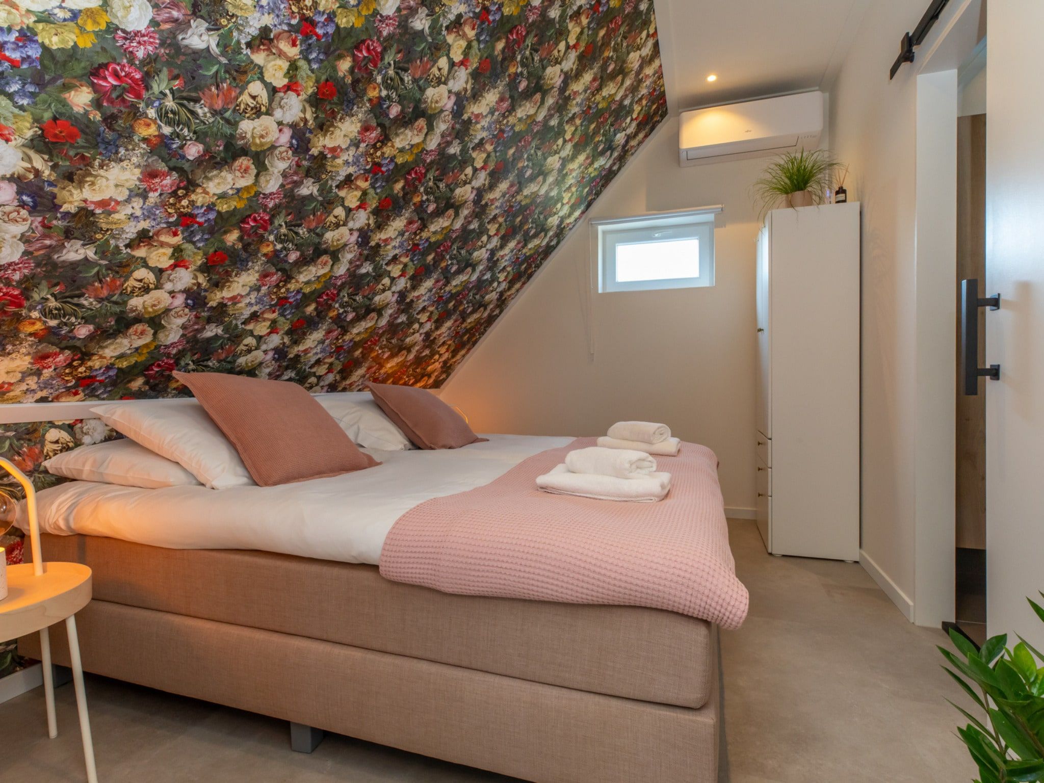 Een slaapkamer van Appartement 'Bed by Al' - Hoofdstraat 16 a  Kortgene in kortgene