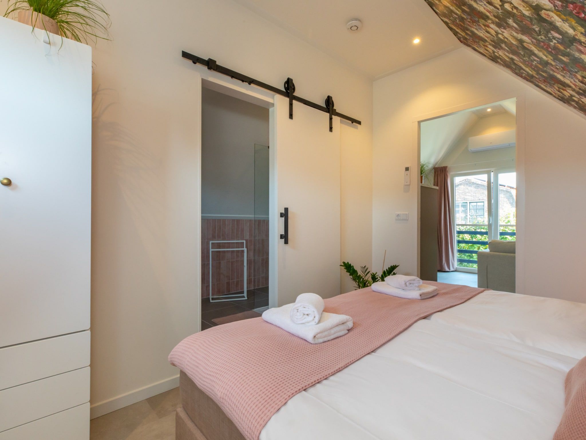 Een slaapkamer van Appartement 'Bed by Al' - Hoofdstraat 16 a  Kortgene in kortgene