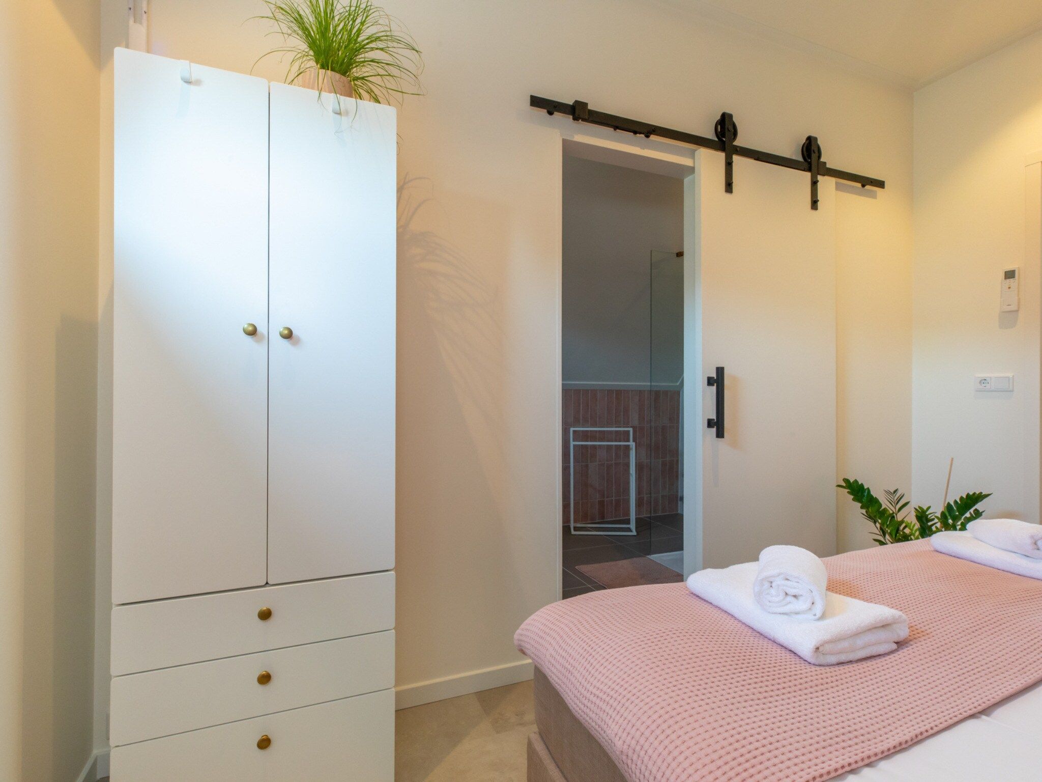 Een slaapkamer van Appartement 'Bed by Al' - Hoofdstraat 16 a  Kortgene in kortgene