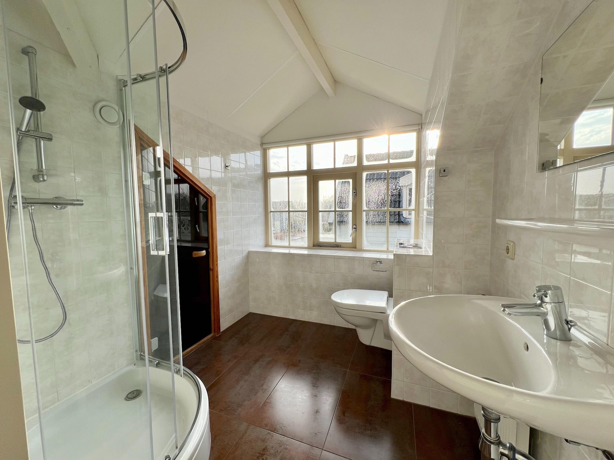 De badkamer van 233 in Simonshaven