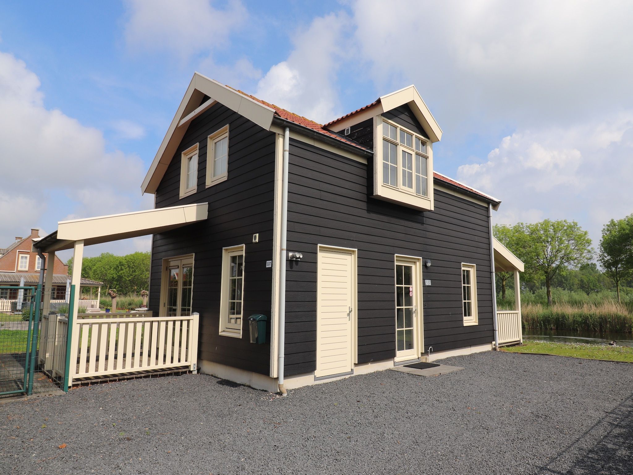 De buitenkant van Standaard 337 in Simonshaven