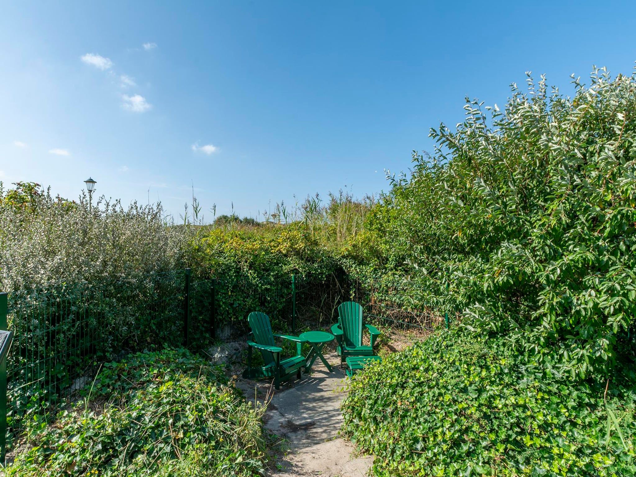 De tuin van Duynopgangh 47 in Julianadorp aan Zee
