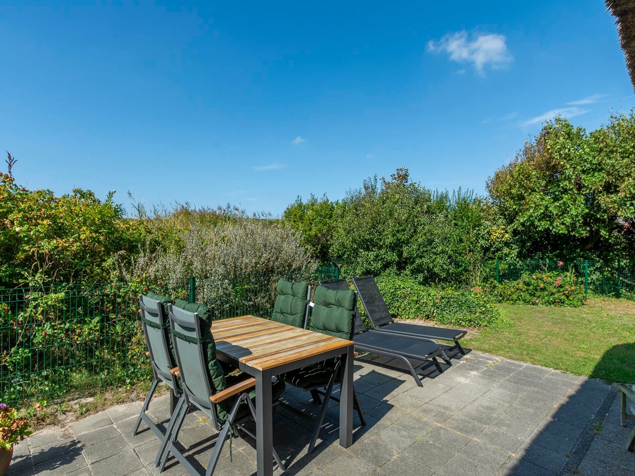 Het terras van Duynopgangh 47 in Julianadorp aan Zee