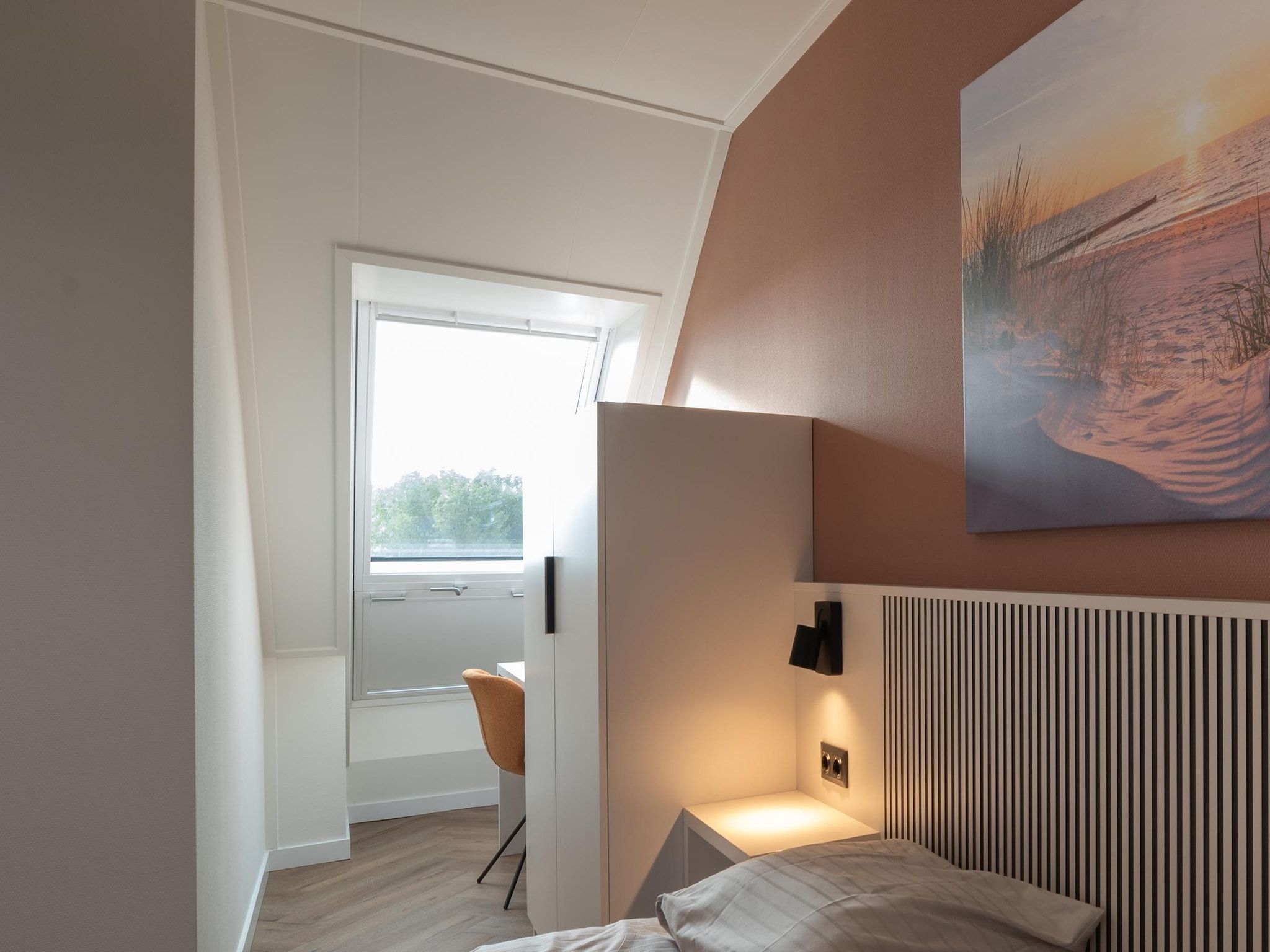 Een slaapkamer van 12 persoons Stadvilla met Jacuzzi in Colijnsplaat