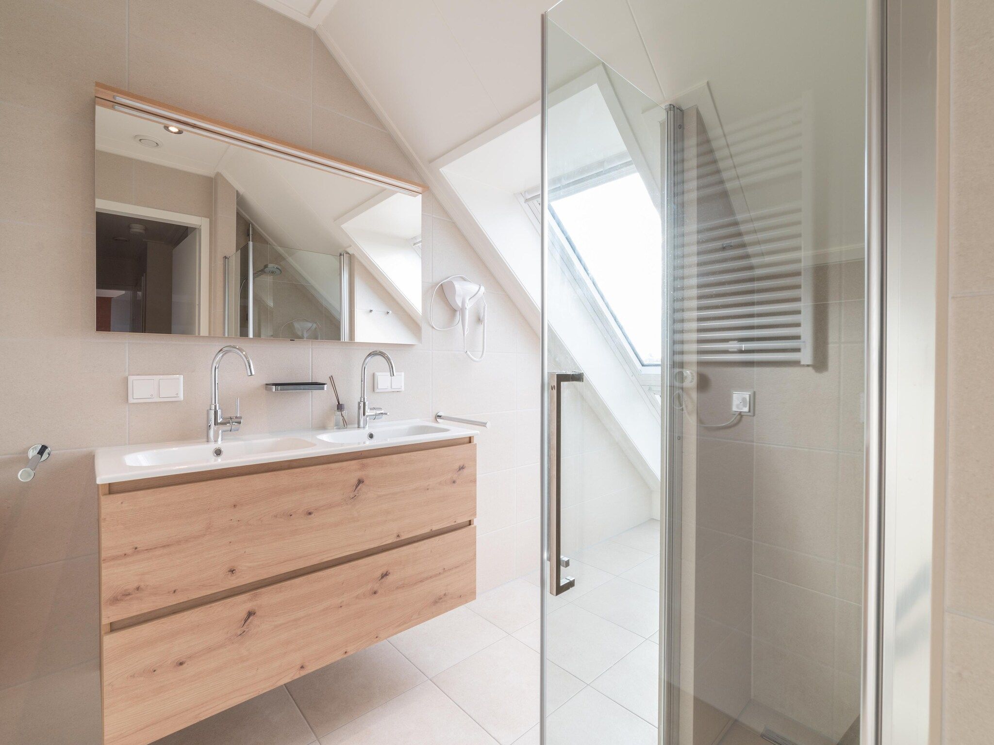 De badkamer van 12 persoons Stadvilla met Jacuzzi in Colijnsplaat