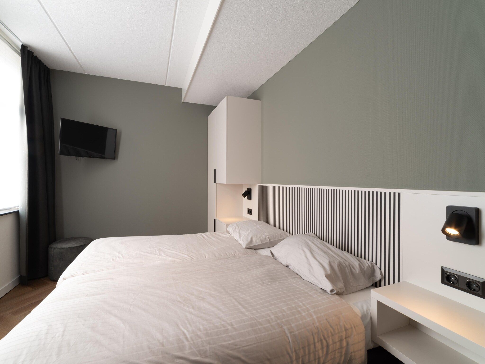 Een slaapkamer van 12 persoons Stadvilla met Jacuzzi in Colijnsplaat