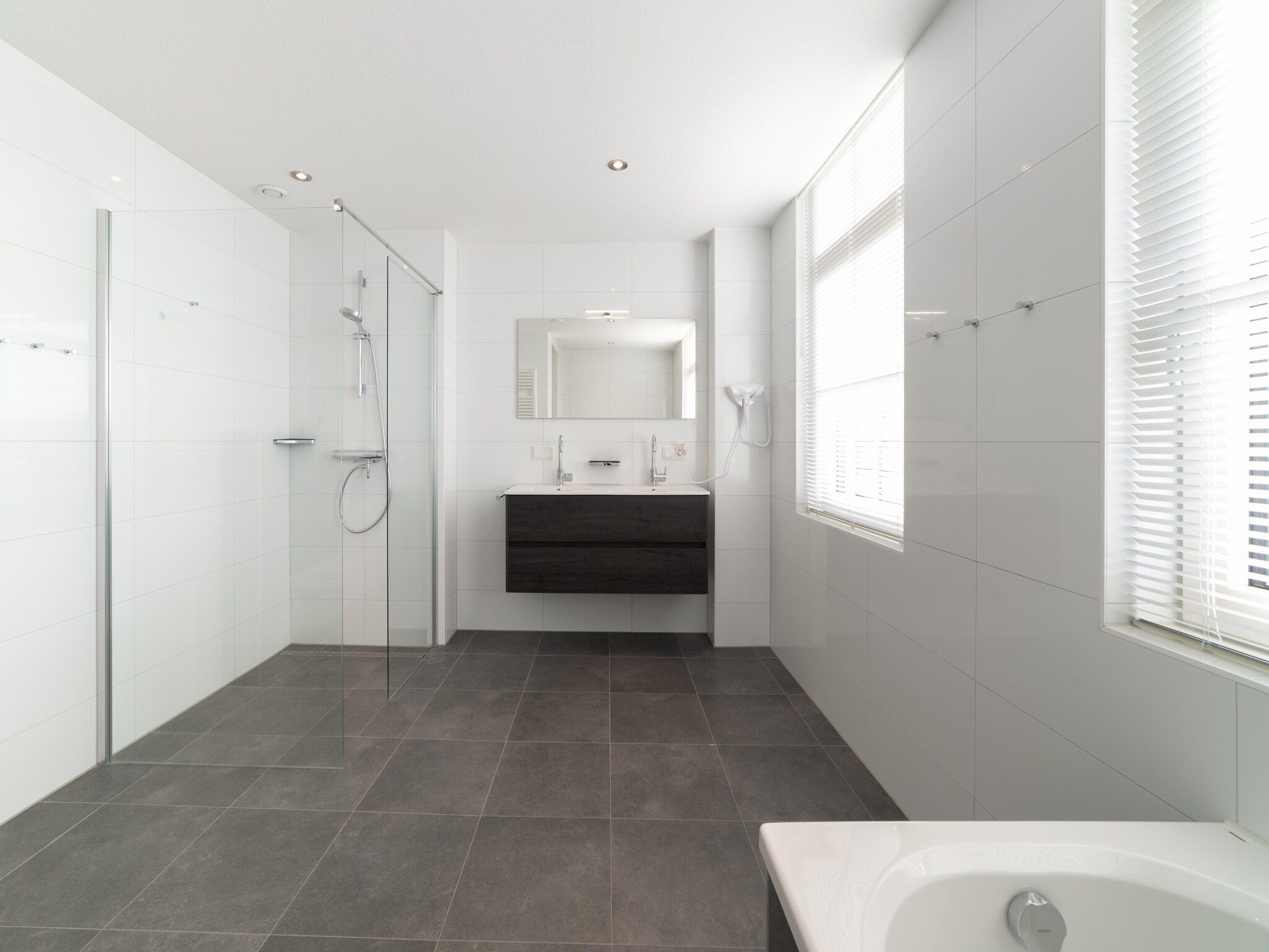 De badkamer van 12 persoons Stadvilla met Jacuzzi in Colijnsplaat