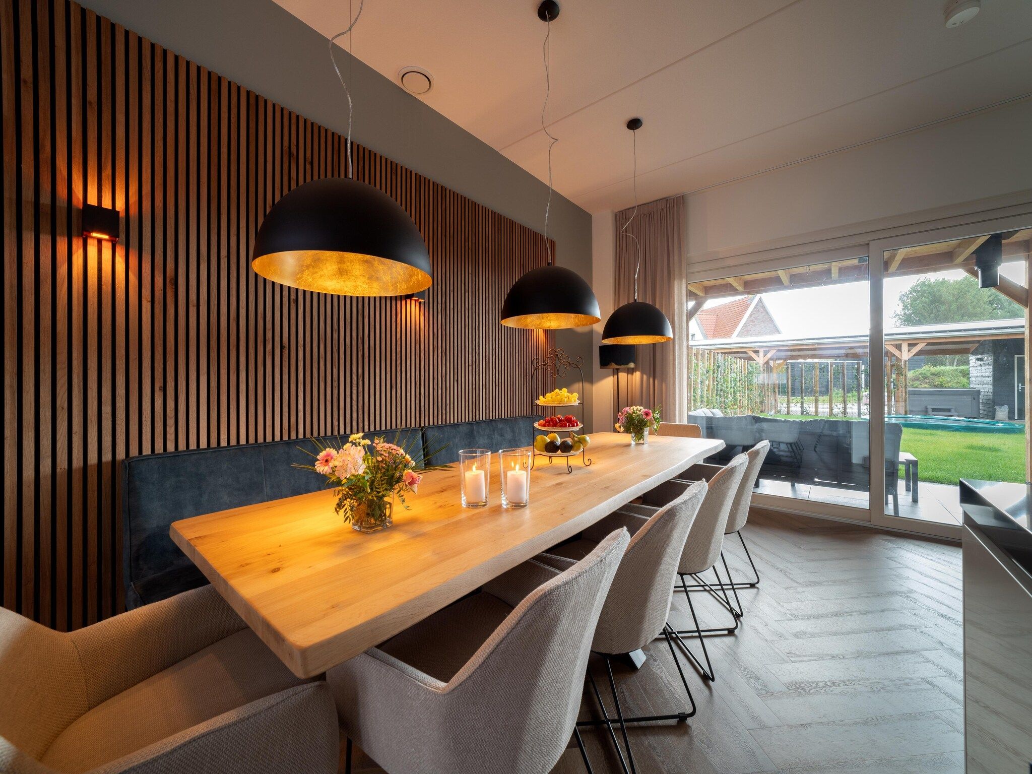 De eetkamer van 12 persoons Stadvilla met Jacuzzi in Colijnsplaat