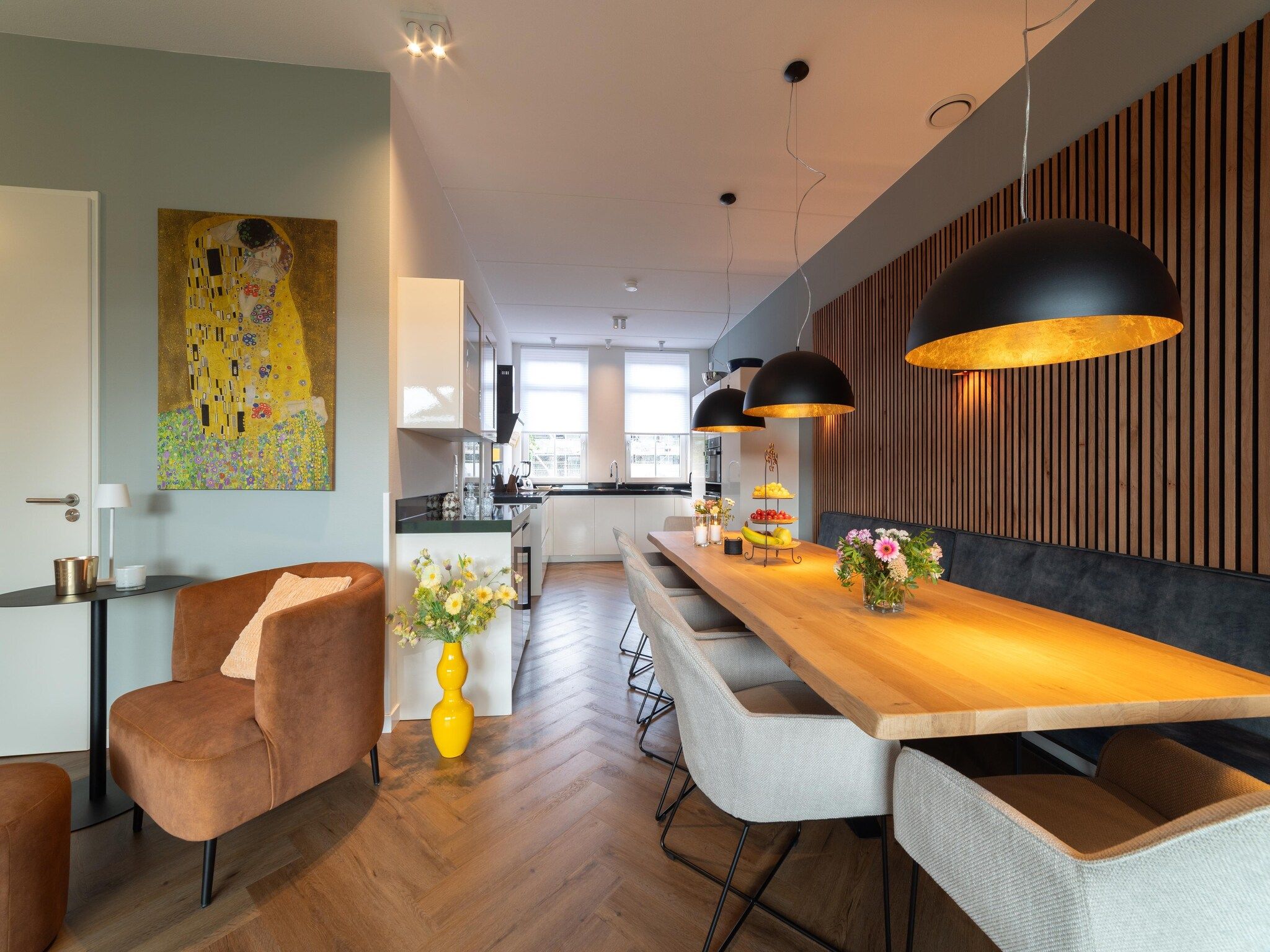 De eetkamer van 12 persoons Stadvilla met Jacuzzi in Colijnsplaat