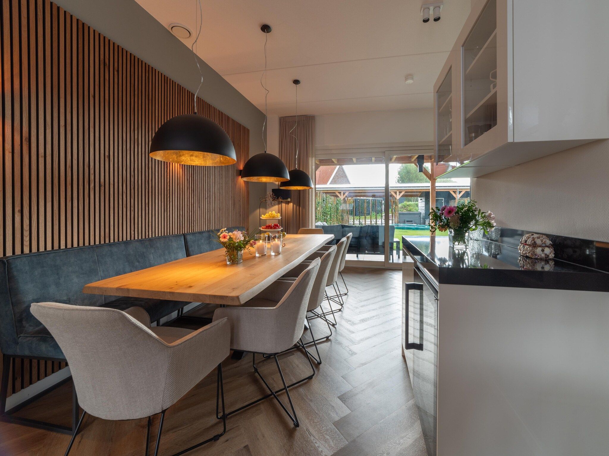 De eetkamer van 12 persoons Stadvilla met Jacuzzi in Colijnsplaat