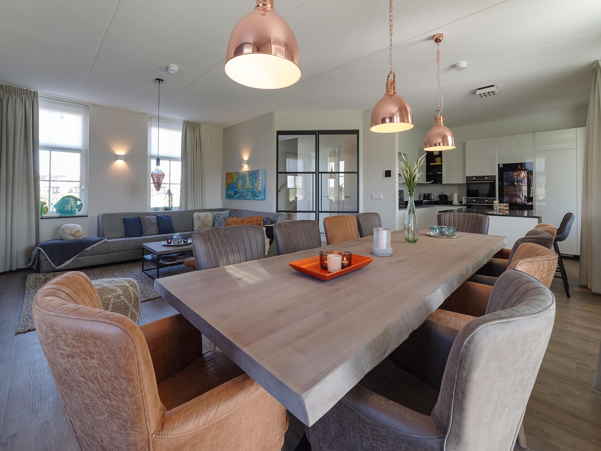 De eetkamer van Game Villa in Colijnsplaat