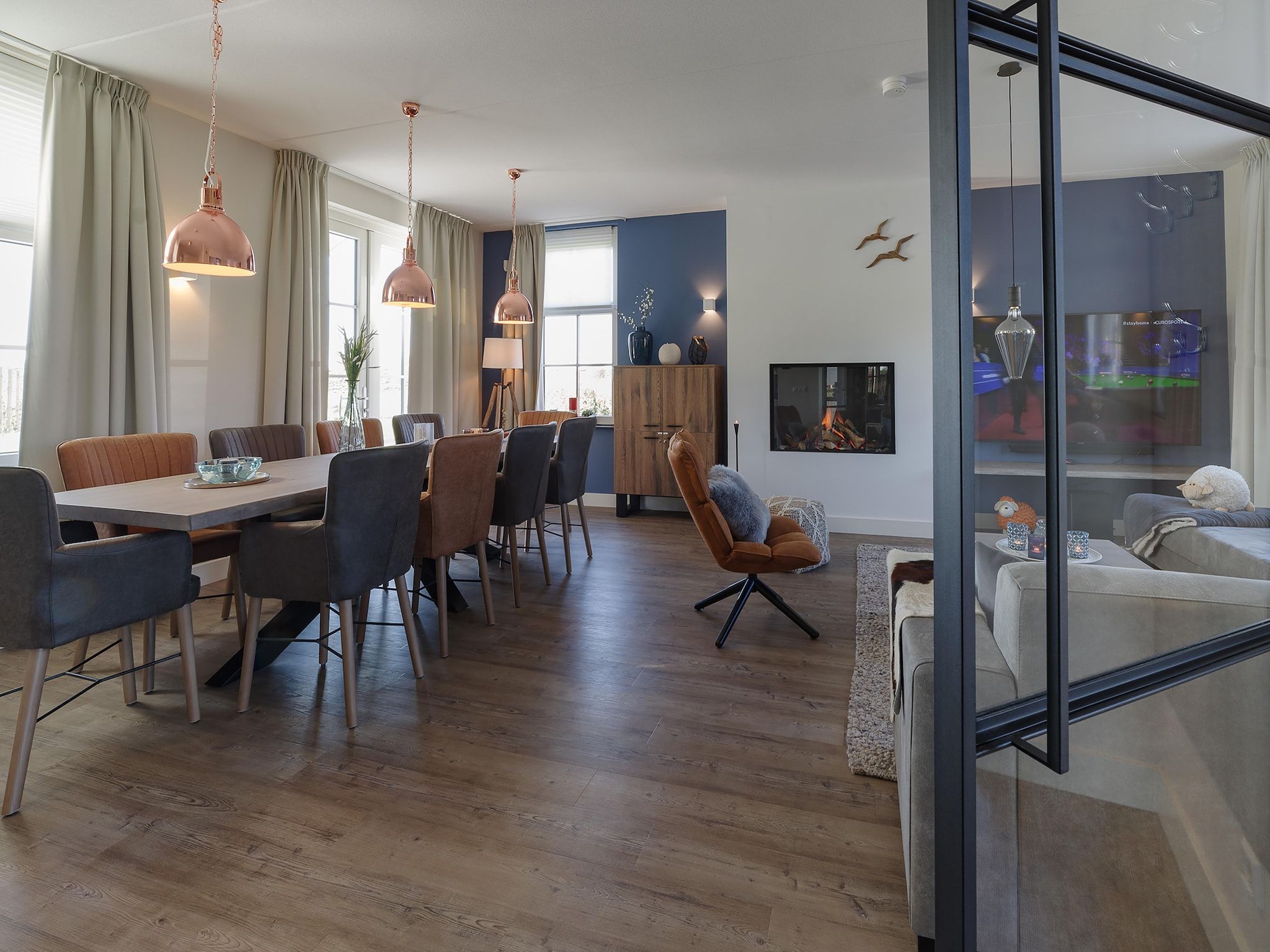 De eetkamer van Game Villa in Colijnsplaat