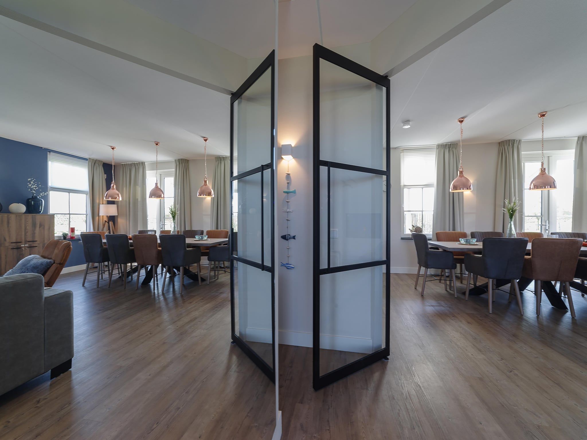 De eetkamer van Game Villa in Colijnsplaat