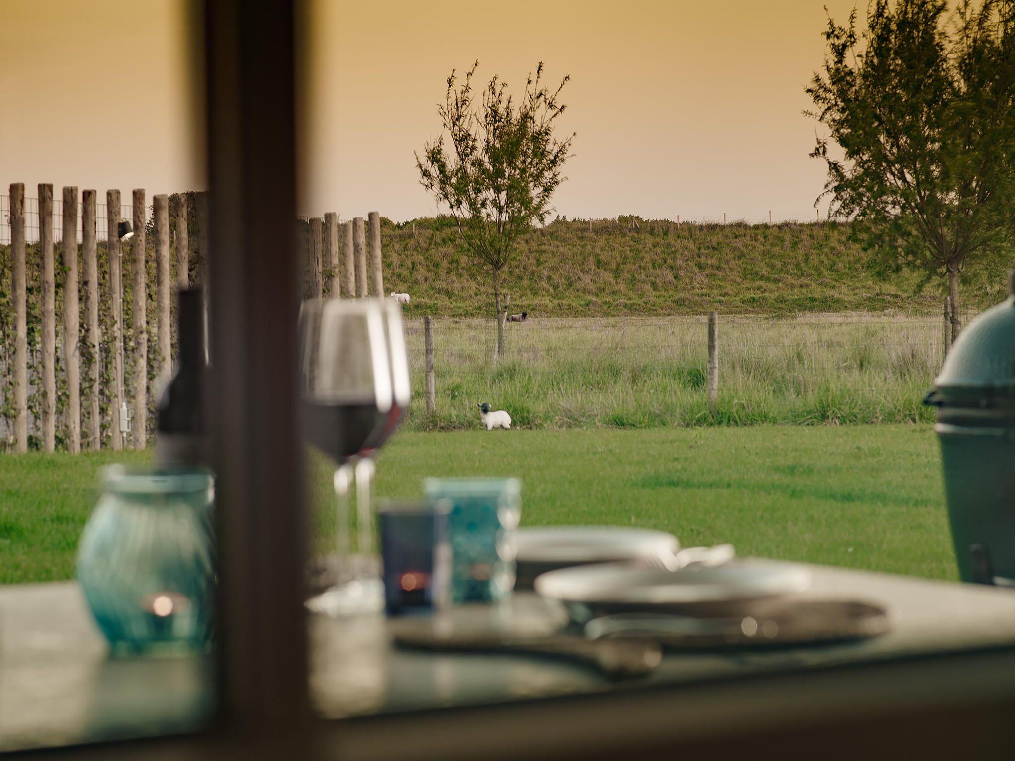 Het terras van Game Villa in Colijnsplaat