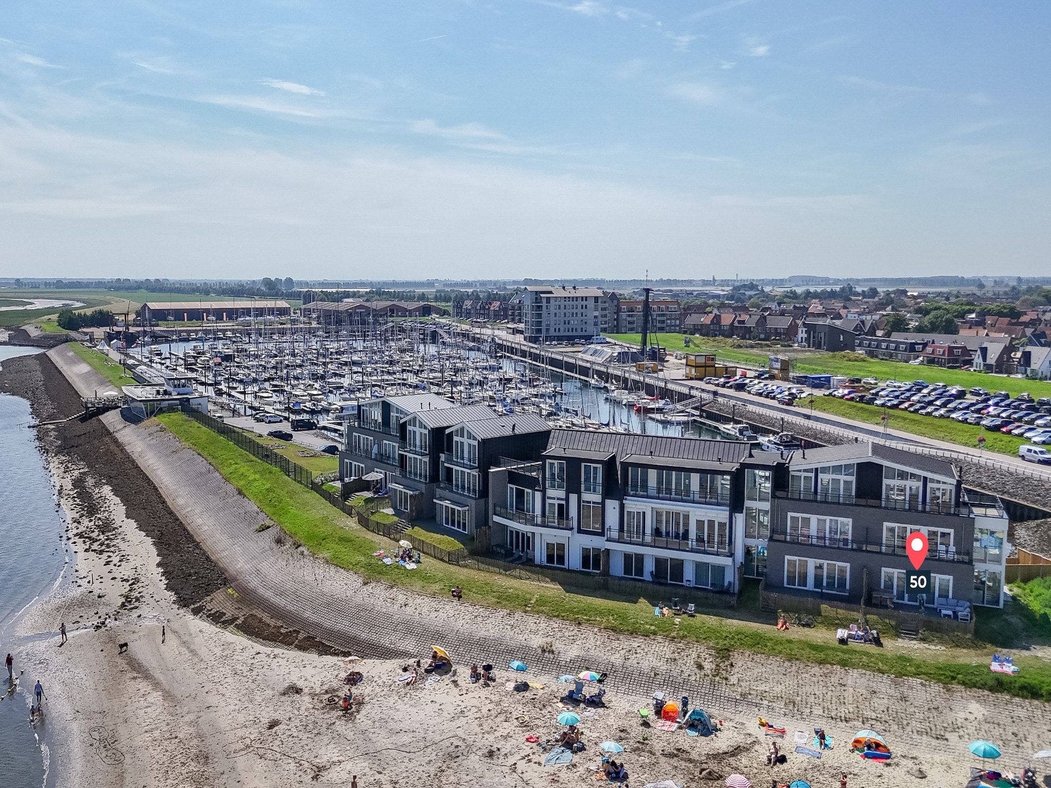 De buitenkant van Luxe appartement Vista Maris 'Somaris' - Havenweg 8-50  Sint-Annaland in Sint-Annaland