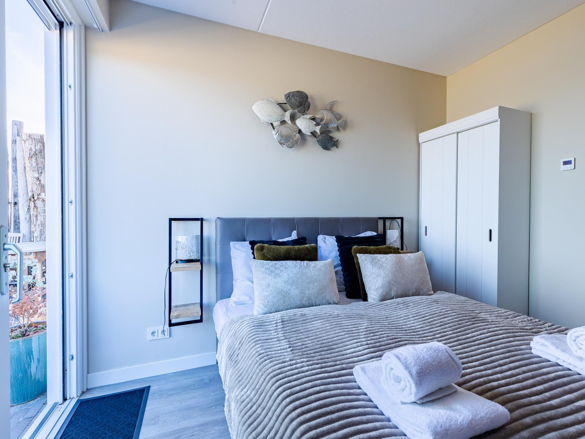 Een slaapkamer van Luxe appartement Vista Maris 'Somaris' - Havenweg 8-50  Sint-Annaland in Sint-Annaland
