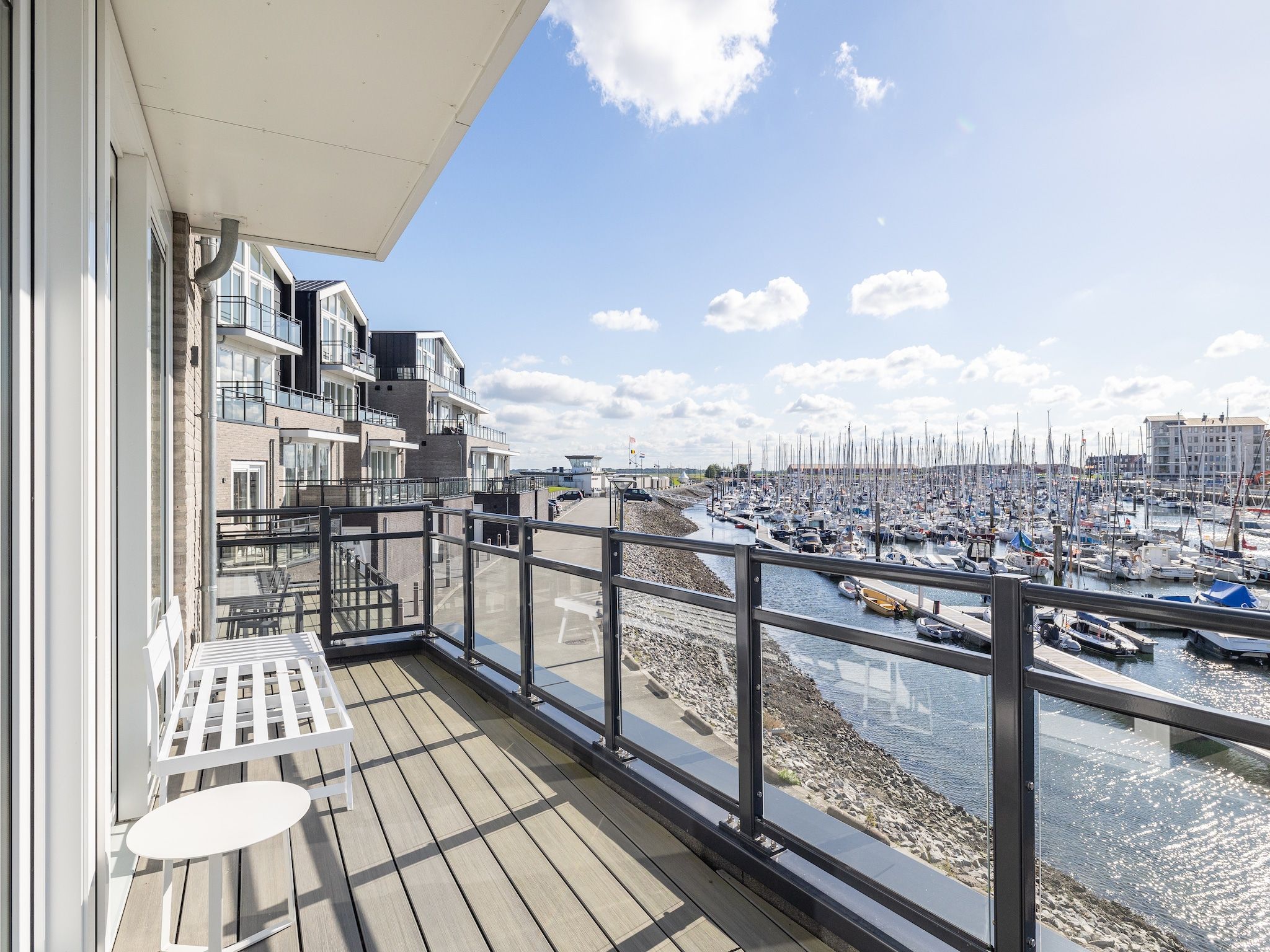 Het terras van Appartement Vista Maris "Charlotte's Parel" - Havenweg 8-44  Sint-Annaland in Sint-Annaland