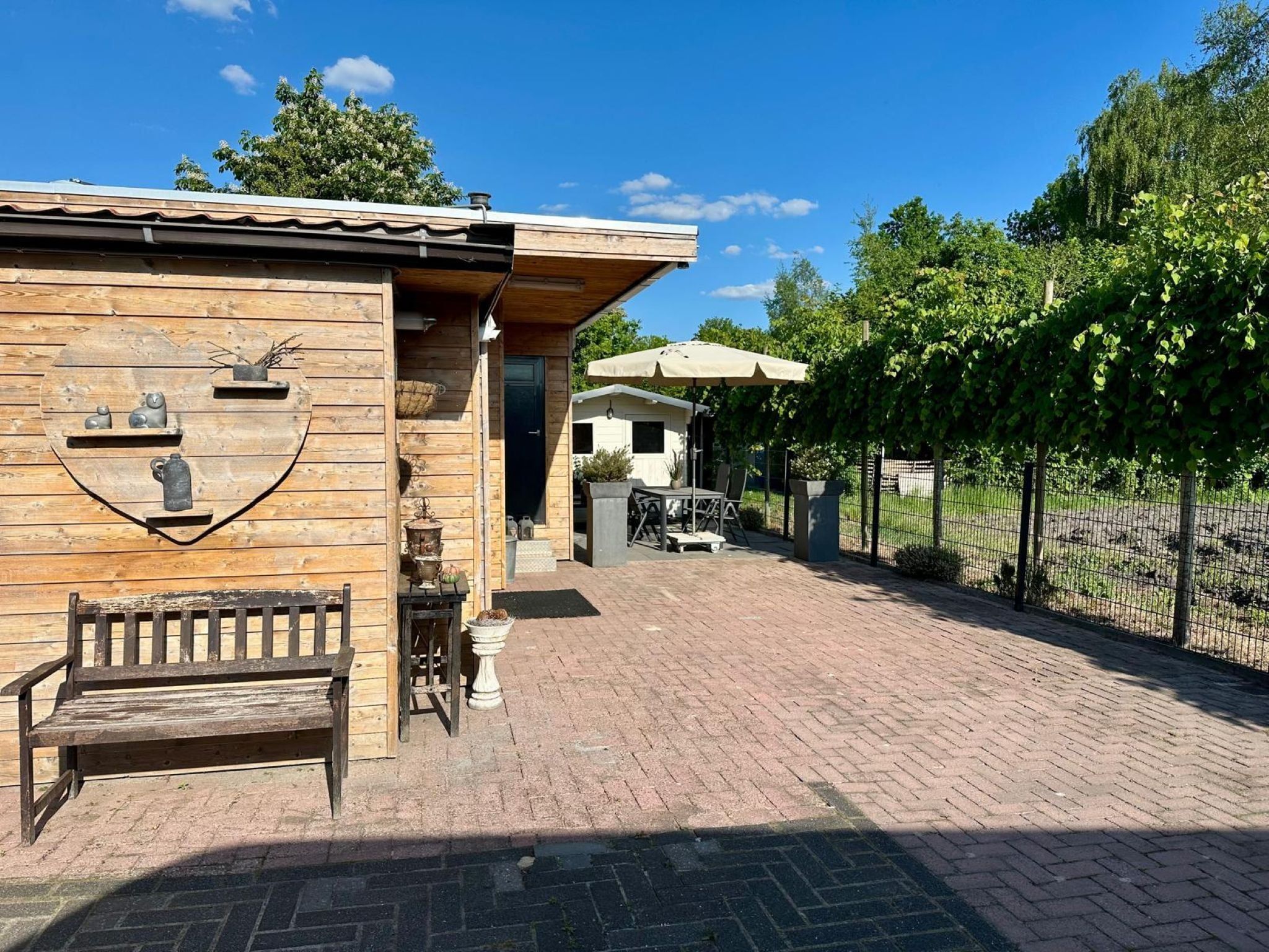 De buitenkant van Okken House 3A in Elim