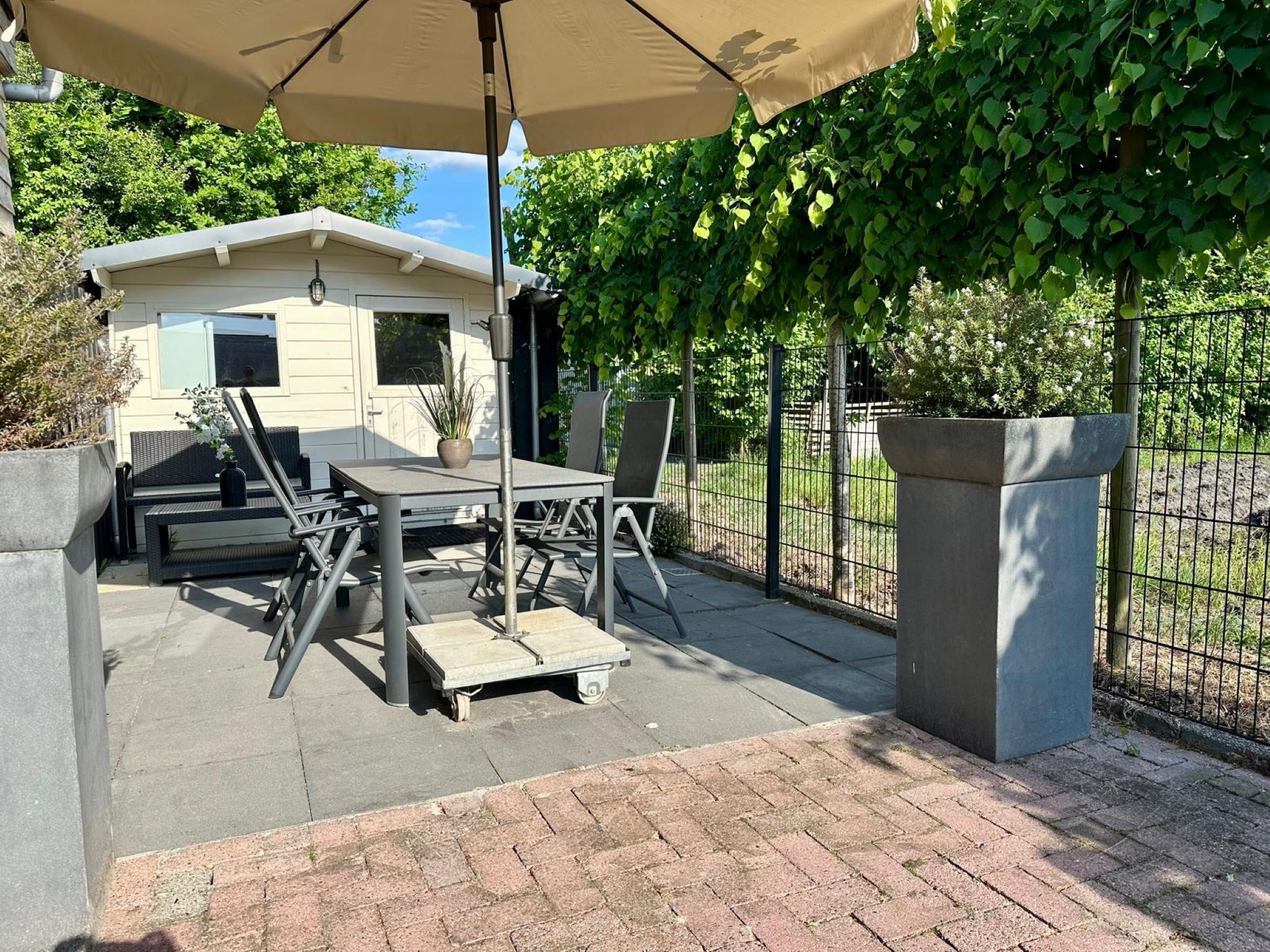 Het terras van Okken House 3A in Elim