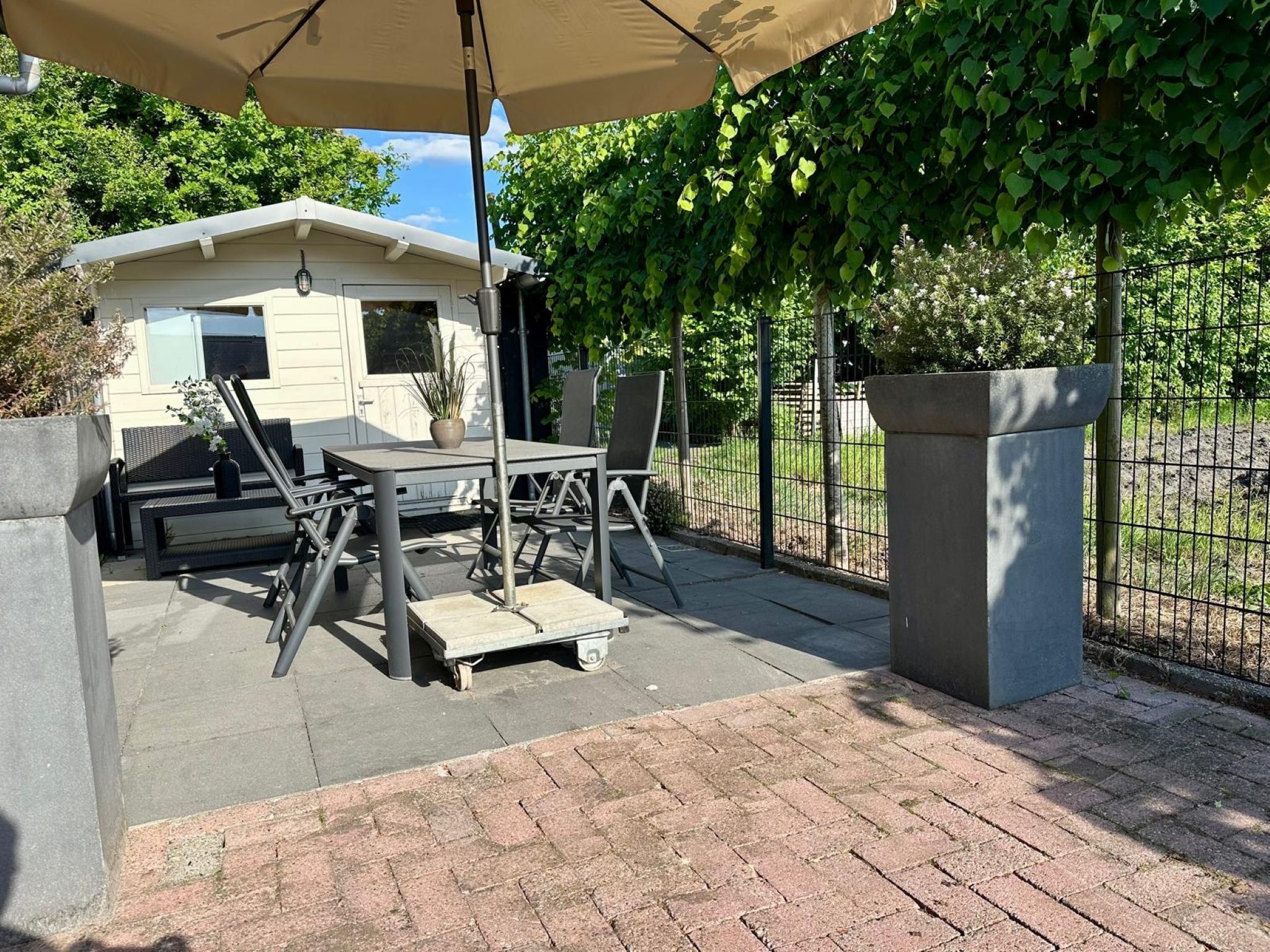 Het terras van Okken House 3A in Elim