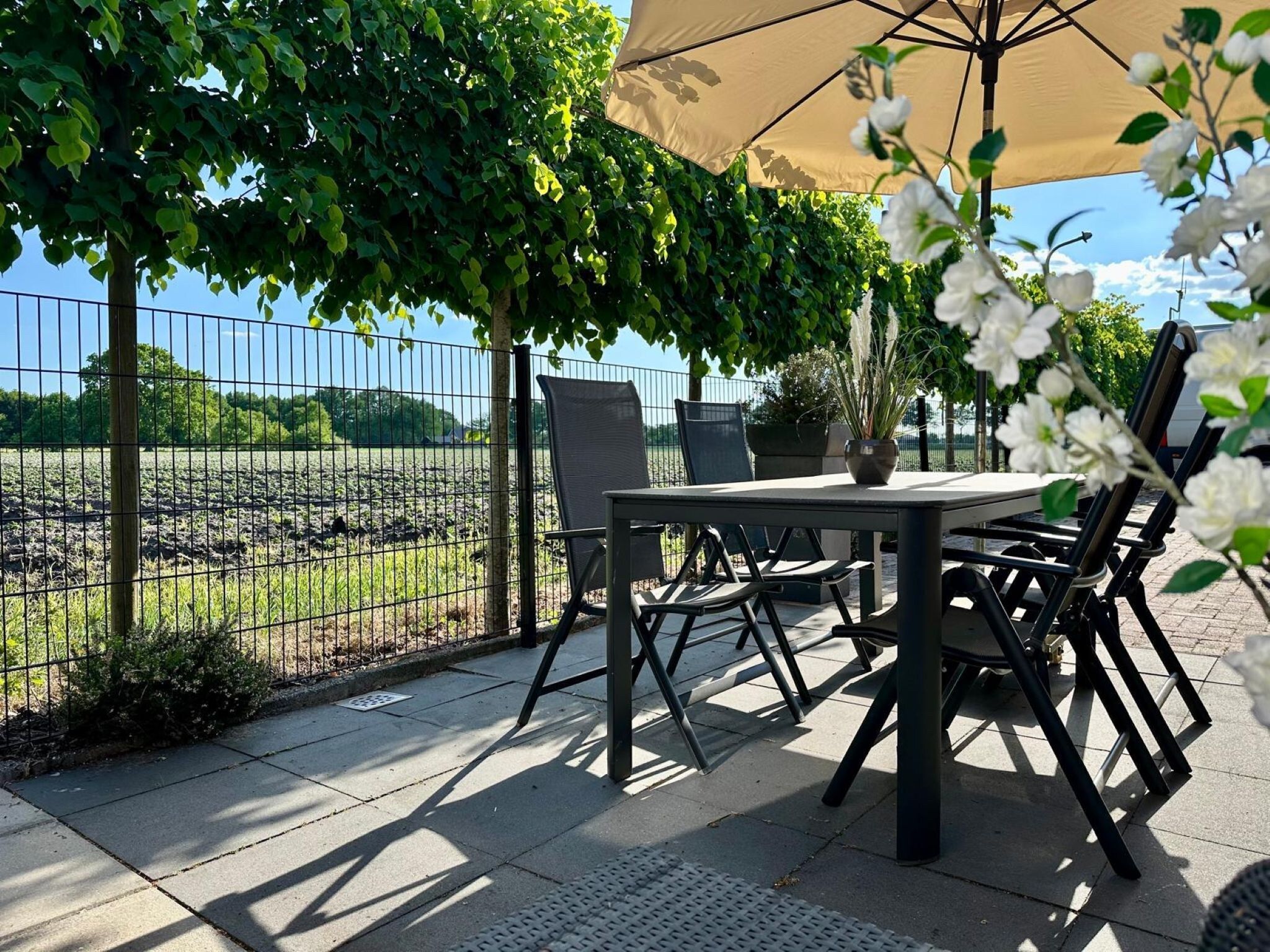 Het terras van Okken House 3A in Elim